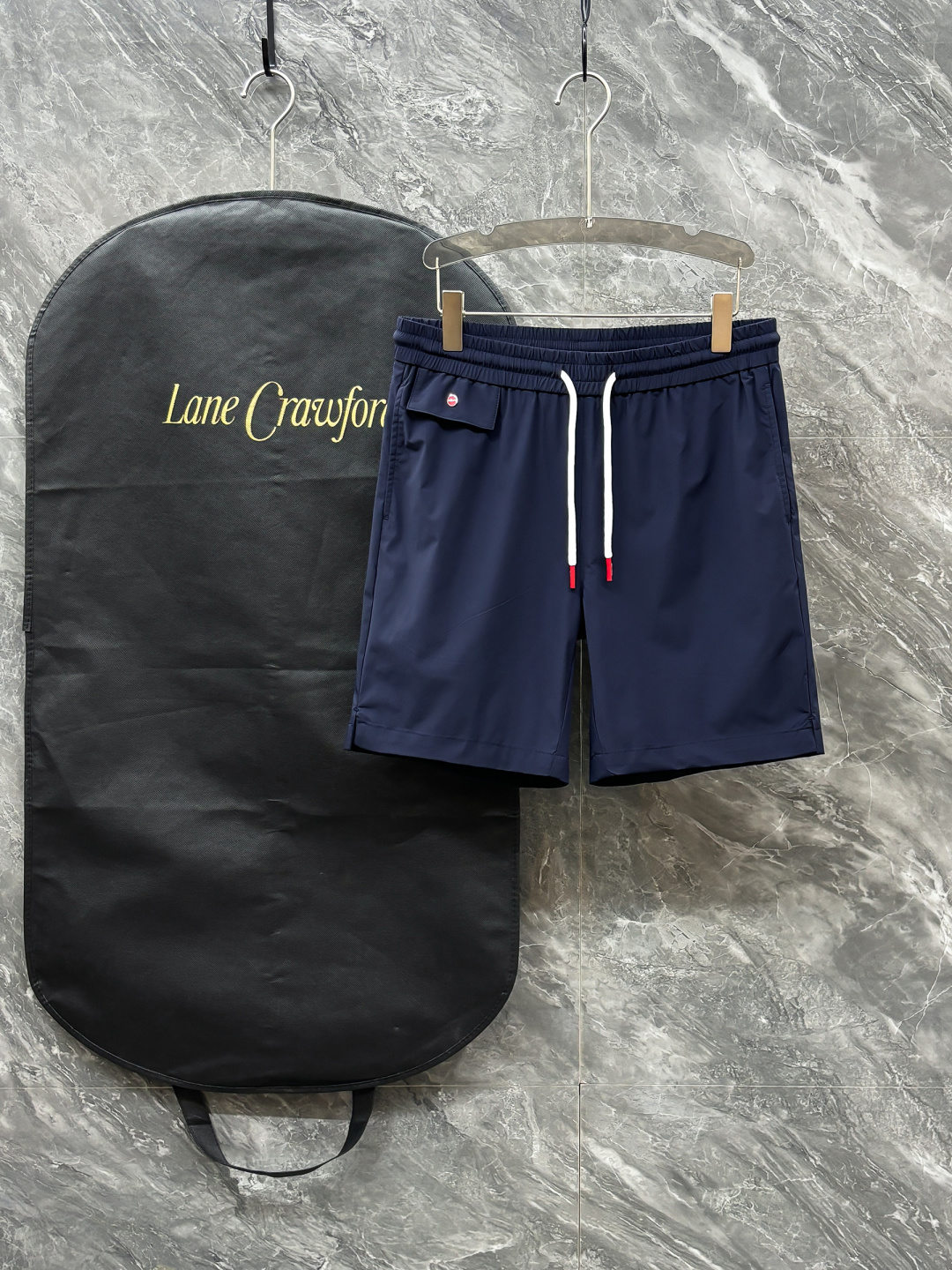 NO:150036,Kito 2025 spring and summer new shorts, showing low-key luxury in classic tones. The elastic waist and drawstring design take into account comfort and fashion, and can be adjusted as you like. The neat style modifies the leg lines, simple and atmospheric. The exquisite brand logo reveals the brand style in a low-key manner, whether it is matched with a casual T-shirt walking on the street or wearing it during sports, it can show a unique fashion attitude and excellent quality. Size 48-58,, shorts,tees, t-shirt, alexander wang19860909Kito2025春夏新品短裤,以经典色调彰显低调奢华.松紧腰头搭配抽绳设计,兼顾舒适与时尚,可随心调节.利落的版型,修饰腿部线条,简约又大气.精致的品牌标识logo低调中透露品牌格调,无论是搭配休闲T恤漫步街头,还是运动时穿着,都能展现出独特的时尚态度与卓越品质. 尺码48-58,,shorts,tees，t-shirt,alexander wang,Men's clothing