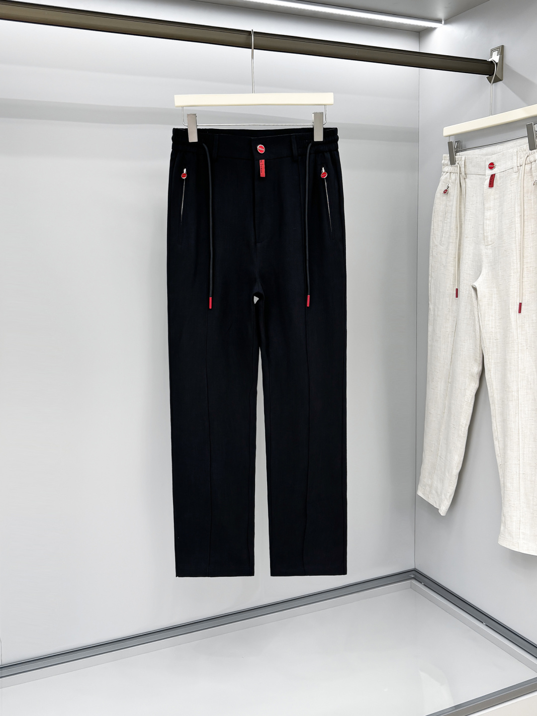 NO:162567,KIT men's high-end linen casual linen pants, linen items are constantly reincarnated in the fashion field, with super high matching and affinity, and are deeply favored by modern urban people!  In terms of design tone, it continues to follow the minimalist route of K's home, and each detail element is rich in its own way. The classic red buttons and red rope heads are soul-like interpretations, greatly enriching the overall visual effect, and strongly proclaiming the brand identity, adding a bit of casualness and elegance!  Customer-supplied linen fabrics, washed with special craftsmanship, perfectly combine comfort and texture beauty, excellent skin-friendliness, with an ice-like feel, and excellent smooth drooping sensibility, and breathability is self-evident. It has a unique style, which is quite pleasing to the eye in terms of vision and full of artistic conception!  Detailed and exquisite, all auxiliary materials are customized, the upper body is excellent, the light luxury aura, and the dressing is extremely high in mixing and matching. A pair of trousers with three colors are available. The number of code M-3XL, alexander wang19860909KIT男士高端亚麻休闲麻裤,亚麻单品在时装领域不断轮回演绎,有着超高的搭配缘和亲和力,深受现代都市人士青睐！在设计基调方面继续沿袭了K家的极简路线,细节元素各自丰富发挥,经典红色纽扣及红色绳头属于灵魂式的诠释,极大的丰富了整体视觉效果,且有力标榜了品牌身份,平添了几分随性与优雅！客供臻选亚麻面料,经特殊工艺水洗处理,完美兼具了舒适感与肌理美感,亲肤性绝佳,自带冰感,顺滑垂感性亦优越,透气性不言而喻.自成一派的独特风格,视觉方面相当耐看,意境十足！细节方面精致考究,辅料全系客供定制,上身效果极佳,满满的轻奢气场,穿搭方面混搭性极高一款裤装 三色齐发 码数M-3XL,,alexander wang,Men's clothing