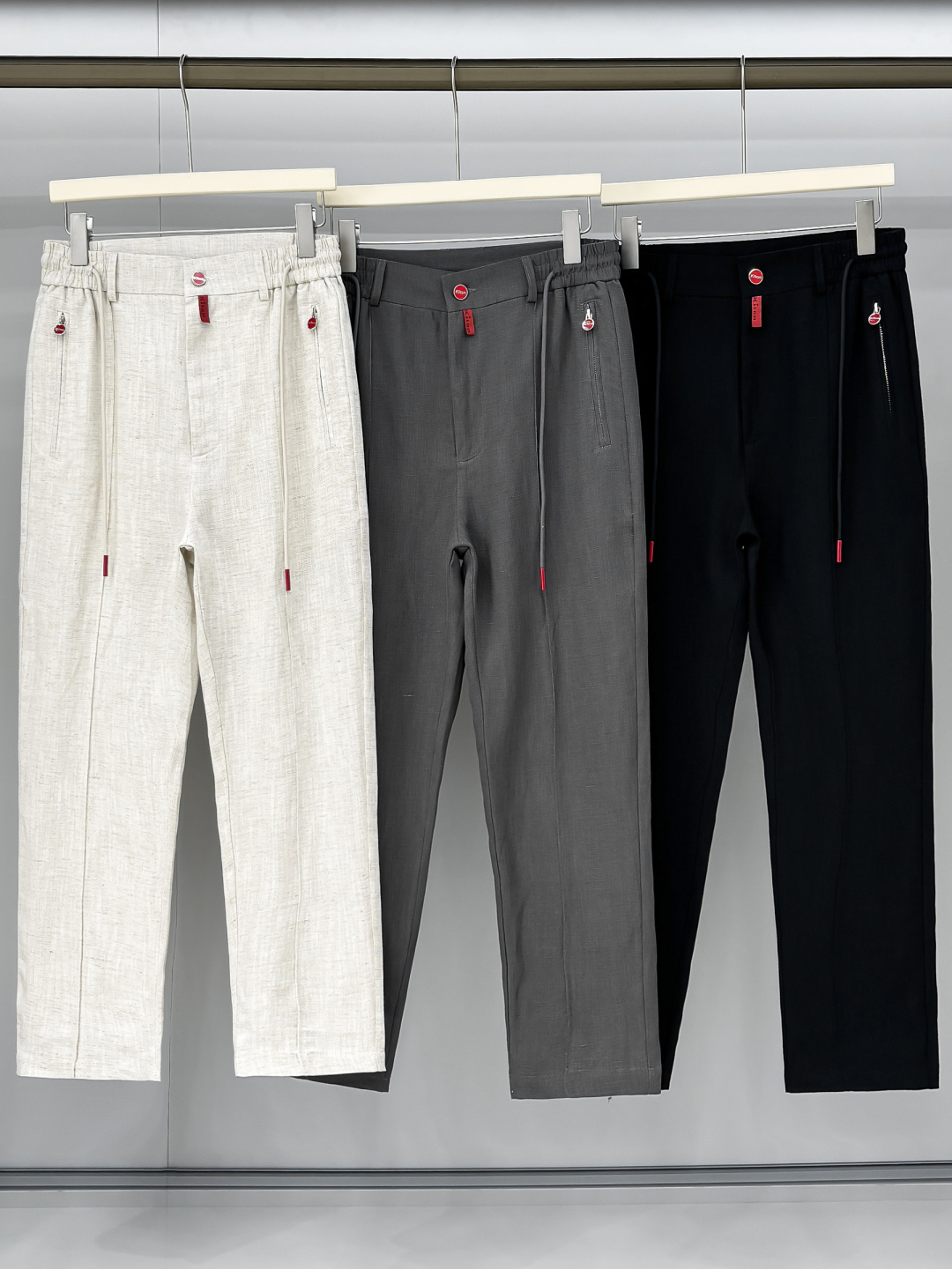 NO:162569,Photo details KIT men's high-end linen casual linen pants, linen items are constantly reincarnated in the fashion field, with super high matching and affinity, and are deeply favored by modern urban people!  In terms of design tone, it continues to follow the minimalist route of K's home, and each detail element is rich in its own way. The classic red buttons and red rope heads are soul-like interpretations, greatly enriching the overall visual effect, and strongly proclaiming the brand identity, adding a bit of casualness and elegance!  Customer-supplied linen fabrics, washed with special craftsmanship, perfectly combine comfort and texture beauty, excellent skin-friendliness, with an ice-like feel, and excellent smooth drooping sensibility, and breathability is self-evident. It has a unique style, which is quite pleasing to the eye in terms of vision and full of artistic conception!  Detailed and exquisite, all auxiliary materials are customized, the upper body is excellent, the light luxury aura, and the dressing is extremely high in mixing and matching. A pair of trousers with three colors are available. The number of code M-3XL, alexander wang19860909合照细节 KIT男士高端亚麻休闲麻裤,亚麻单品在时装领域不断轮回演绎,有着超高的搭配缘和亲和力,深受现代都市人士青睐！在设计基调方面继续沿袭了K家的极简路线,细节元素各自丰富发挥,经典红色纽扣及红色绳头属于灵魂式的诠释,极大的丰富了整体视觉效果,且有力标榜了品牌身份,平添了几分随性与优雅！客供臻选亚麻面料,经特殊工艺水洗处理,完美兼具了舒适感与肌理美感,亲肤性绝佳,自带冰感,顺滑垂感性亦优越,透气性不言而喻.自成一派的独特风格,视觉方面相当耐看,意境十足！细节方面精致考究,辅料全系客供定制,上身效果极佳,满满的轻奢气场,穿搭方面混搭性极高一款裤装 三色齐发 码数M-3XL,,alexander wang,Men's clothing