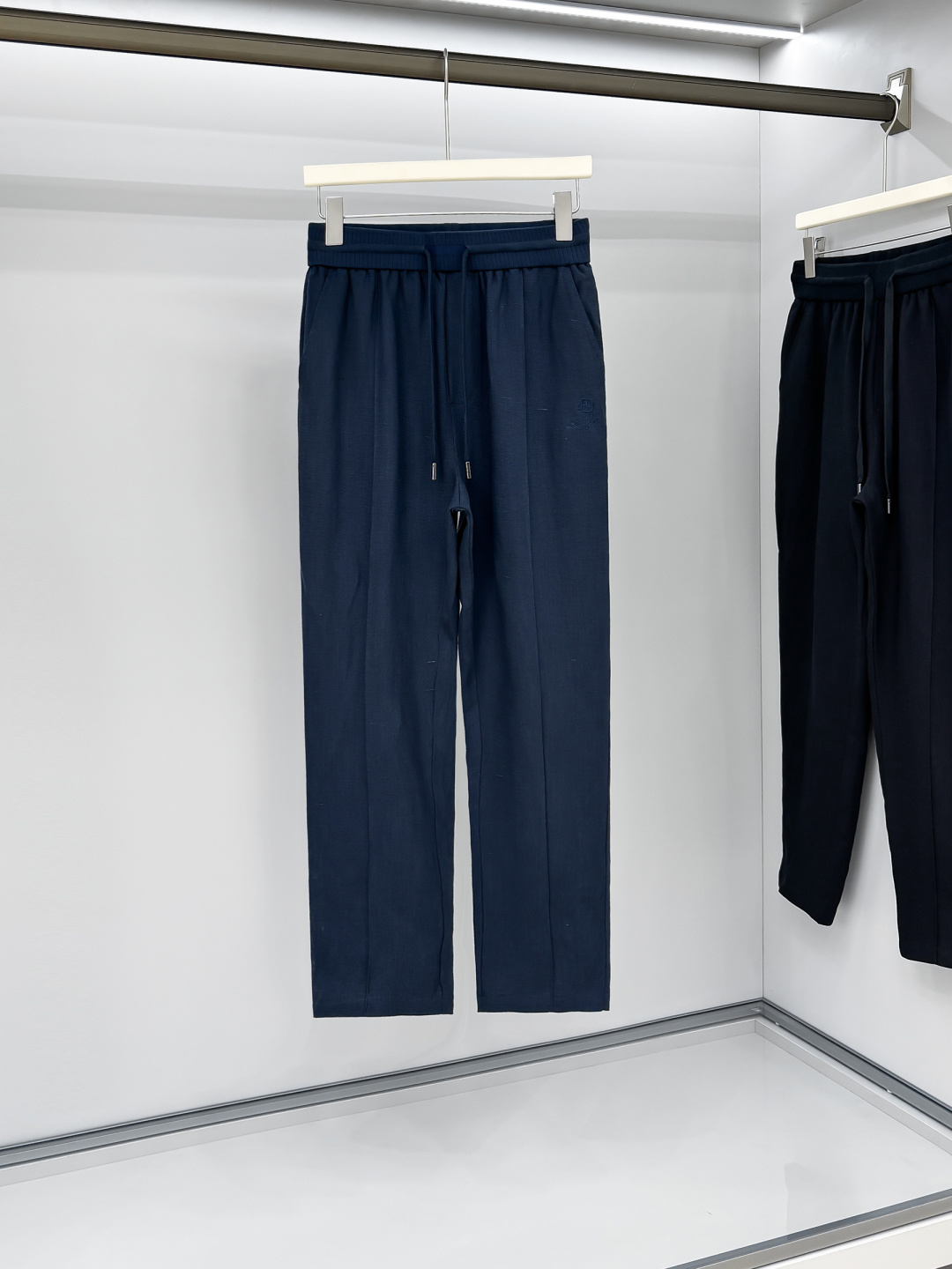 NO:162571,Lro Pin Linen elastic waist casual pants Classic style A style for business and casual wear. Logo embroidery embellishment. The upper body has a lazy and elegant temperament. The knitted waist is loose and the practical drawstring at the waist creates a balanced elegance in comparison. The pockets on both sides. The fitted tailoring style The fabric is made of natural linen, comfortable and breathable, moisture-absorbing and sweating... It has many advantages. The more you wash, the softer you get, the more you go, the more you go, the more you go, the more you go, the more you go, the more you go, the more you go, the fabric is also a favorite of luxury brands. Orders for all the quality. Business and leisure can be matched well. Highly recommended for spring and summer. Three colors are in line with code M-3XL,,alexander wang19860909Lro Pin 亚麻松紧腰休闲裤 经典款 商务休闲都实穿的一款 标志刺绣点缀 上身有着慵懒的典雅气质.针织腰部宽松量感与腰部的实用抽绳,在对比中营造平衡的优雅.两侧插袋 合体的剪裁版型 面料采用天然亚麻材质 舒适透气 吸湿排汗 ........有着很多优点 越洗越柔软 越穿越有韵味的特点 也是奢牌品钟爱的一款面料 全品相的订单 商务休闲都能很好搭配一款 春夏强烈推荐 三色齐发 码数M-3XL,,alexander wang,Men's clothing