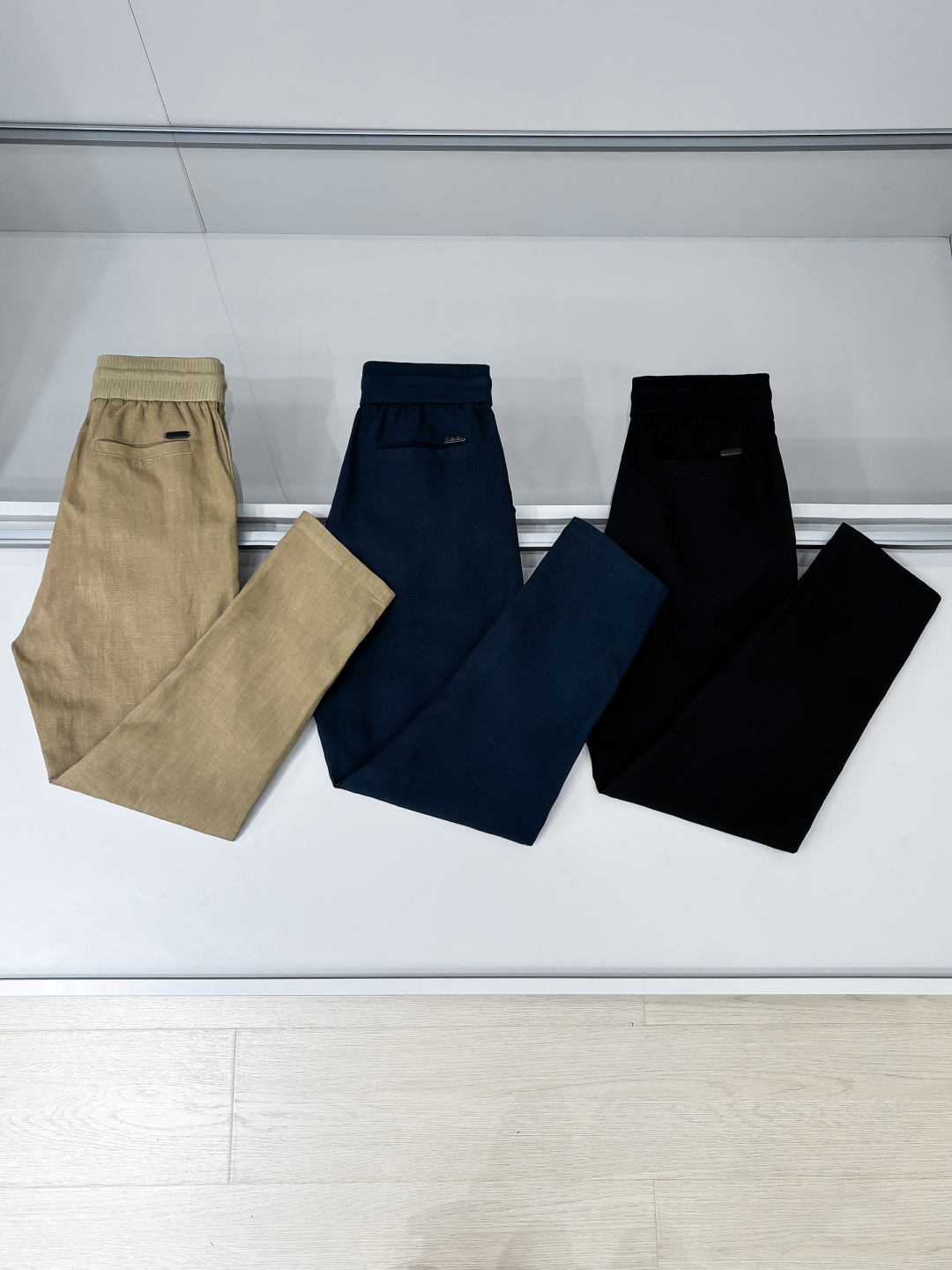 NO:162573,Photo details Lro Pin Linen elastic waist casual pants Classic style A style for business and casual wear Logo embroidery embellishment The upper body has a lazy and elegant temperament. The knitted waist is loose and the practical drawstring at the waist creates a balanced elegance in comparison. The pockets on both sides The combination of tailoring style The fabric is made of natural linen, comfortable and breathable, moisture-absorbing and sweating... It has many advantages. The more you wash, the softer you get, the more you go, the more you go, the more you go, the more you go, the more you go, the more you go, the more you go, the fabric is also a favorite of luxury brands. Orders for all the quality, business and leisure can be matched well. Highly recommended for spring and summer. Three colors are in line with code M-3XL,,alexander wang19860909合照细节 Lro Pin 亚麻松紧腰休闲裤 经典款 商务休闲都实穿的一款 标志刺绣点缀 上身有着慵懒的典雅气质.针织腰部宽松量感与腰部的实用抽绳,在对比中营造平衡的优雅.两侧插袋 合体的剪裁版型 面料采用天然亚麻材质 舒适透气 吸湿排汗 ........有着很多优点 越洗越柔软 越穿越有韵味的特点 也是奢牌品钟爱的一款面料 全品相的订单 商务休闲都能很好搭配一款 春夏强烈推荐 三色齐发 码数M-3XL,,alexander wang,Men's clothing