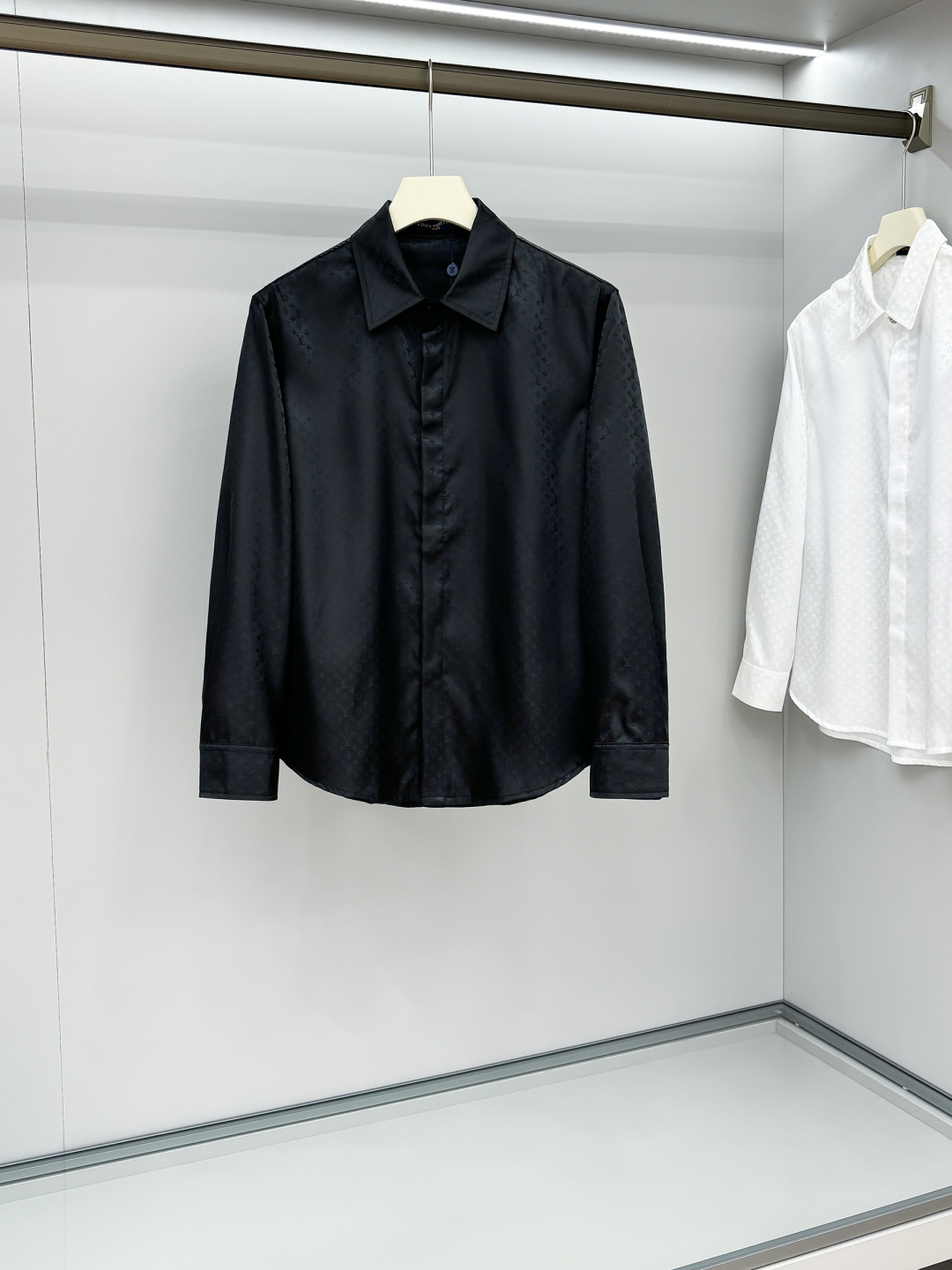 NO:549067,Donkey brand original single men's high-end fashion long-sleeved shirt, trading company foreign products, high-end platinum-grade products, luxury limited edition, pure blood quality!  There is no need to question the things of the Donkey Family. Its rank and brand influence are very representative, with its own unique style aesthetics. Among the many single product series, its basic single product is the classic ace work of Donkey Family. It has nothing to do with the season and style direction, and is a must-have type every season. It abandons fashion concept design and presents it with a streamlined but fashionable style!  The classic presbyterian elements perfectly follow the essence and genes of LV. The designer cleverly interprets the three presbyterian logos in a unique and innovative way, integrating them, showing a very distinctive and fashionable proposition, which is very labeled and perfectly boasts the identity of the brand!  Customer-supplied imported fabrics, processed without ironing, have excellent texture and excellent skin-friendliness. The fabric texture exudes a sense of high-end and luxurious, and has an excellent touch experience!  Detailed and sophisticated, first-class quality, impeccable, selected high-end mother-sized buckles, tightly lined, versatile color matching, casual commuting, no age-level limitations, and extremely high-level control!  Size S-XL, louis vuitton,louis vuitton,louis vuitton,shirts,alexander wang19860909驴牌原单男士高级时装长袖衬衫,贸易公司洋行货,高端白金级臻品,奢侈限量版,纯正血统品质！驴家的东西无需质疑,其段位和品牌影响力都属于极具代表性的,有着自身独特的风格美学,在众多单品系列中,其基础款单品属于驴家的经典王牌之作,无关季节和风格走向,属于每季节必出的类型,摒弃了时装概念设计,以精简而不失时髦的画风呈现！经典老花元素,完美沿袭了 LV 的精髓与基因,设计师巧妙对三种老花标识进行别具一格的创新演绎,浑然一体,展现出极具鲜明态度的时髦主张,非常标签化,完美标榜了品牌的身份！客供进口面料,经过免烫工艺处理,质感颇为上乘,亲肤性绝佳,面料肌理透着高级和贵奢感,触感体验值绝佳！细节精致考究,品相一流,无可挑剔,甄选的高级母贝扣,走线严丝合缝,配色基础百搭,通勤亦休闲,无年龄层次限定,驾驭度极高的时髦单品！尺码S-XL,,louis vuitton,louis vuitton,louis vuitton,shirts,alexander wang,Men's clothing