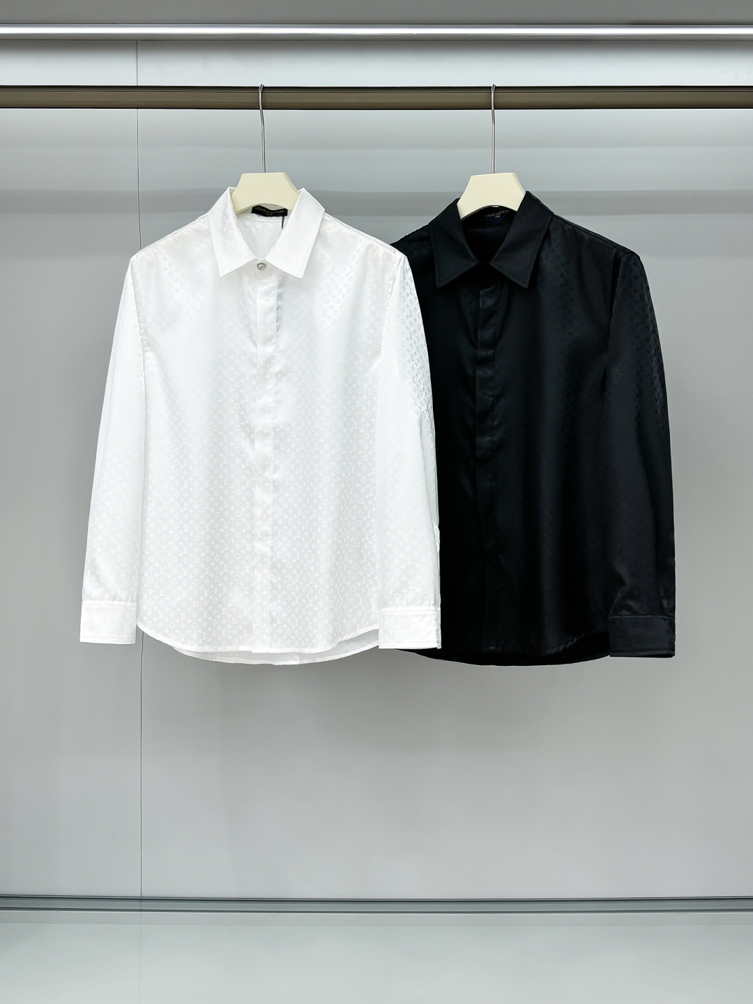 NO:549072,Photo details: Donkey brand original single men's high-end fashion long-sleeved shirt, trading company foreign products, high-end platinum-grade products, luxury limited edition, pure blood quality!  There is no need to question the things of the Donkey Family. Its rank and brand influence are very representative, with its own unique style aesthetics. Among the many single product series, its basic single product is the classic ace work of Donkey Family. It has nothing to do with the season and style direction, and is a must-have type every season. It abandons fashion concept design and presents it with a streamlined but fashionable style!  The classic presbyterian elements perfectly follow the essence and genes of LV. The designer cleverly interprets the three presbyterian logos in a unique and innovative way, integrating them, showing a very distinctive and fashionable proposition, which is very labeled and perfectly boasts the identity of the brand!  Customer-supplied imported fabrics, processed without ironing, have excellent texture and excellent skin-friendliness. The fabric texture exudes a sense of high-end and luxurious, and has an excellent touch experience!  Detailed and sophisticated, first-class quality, impeccable, selected high-end mother-sized buckles, tightly lined, versatile color matching, casual commuting, no age-level limitations, and extremely high-level control!  Size S-XL, louis vuitton,louis vuitton,louis vuitton,shirts,alexander wang19860909合照细节 驴牌原单男士高级时装长袖衬衫,贸易公司洋行货,高端白金级臻品,奢侈限量版,纯正血统品质！驴家的东西无需质疑,其段位和品牌影响力都属于极具代表性的,有着自身独特的风格美学,在众多单品系列中,其基础款单品属于驴家的经典王牌之作,无关季节和风格走向,属于每季节必出的类型,摒弃了时装概念设计,以精简而不失时髦的画风呈现！经典老花元素,完美沿袭了 LV 的精髓与基因,设计师巧妙对三种老花标识进行别具一格的创新演绎,浑然一体,展现出极具鲜明态度的时髦主张,非常标签化,完美标榜了品牌的身份！客供进口面料,经过免烫工艺处理,质感颇为上乘,亲肤性绝佳,面料肌理透着高级和贵奢感,触感体验值绝佳！细节精致考究,品相一流,无可挑剔,甄选的高级母贝扣,走线严丝合缝,配色基础百搭,通勤亦休闲,无年龄层次限定,驾驭度极高的时髦单品！尺码S-XL,,louis vuitton,louis vuitton,louis vuitton,shirts,alexander wang,Men's clothing