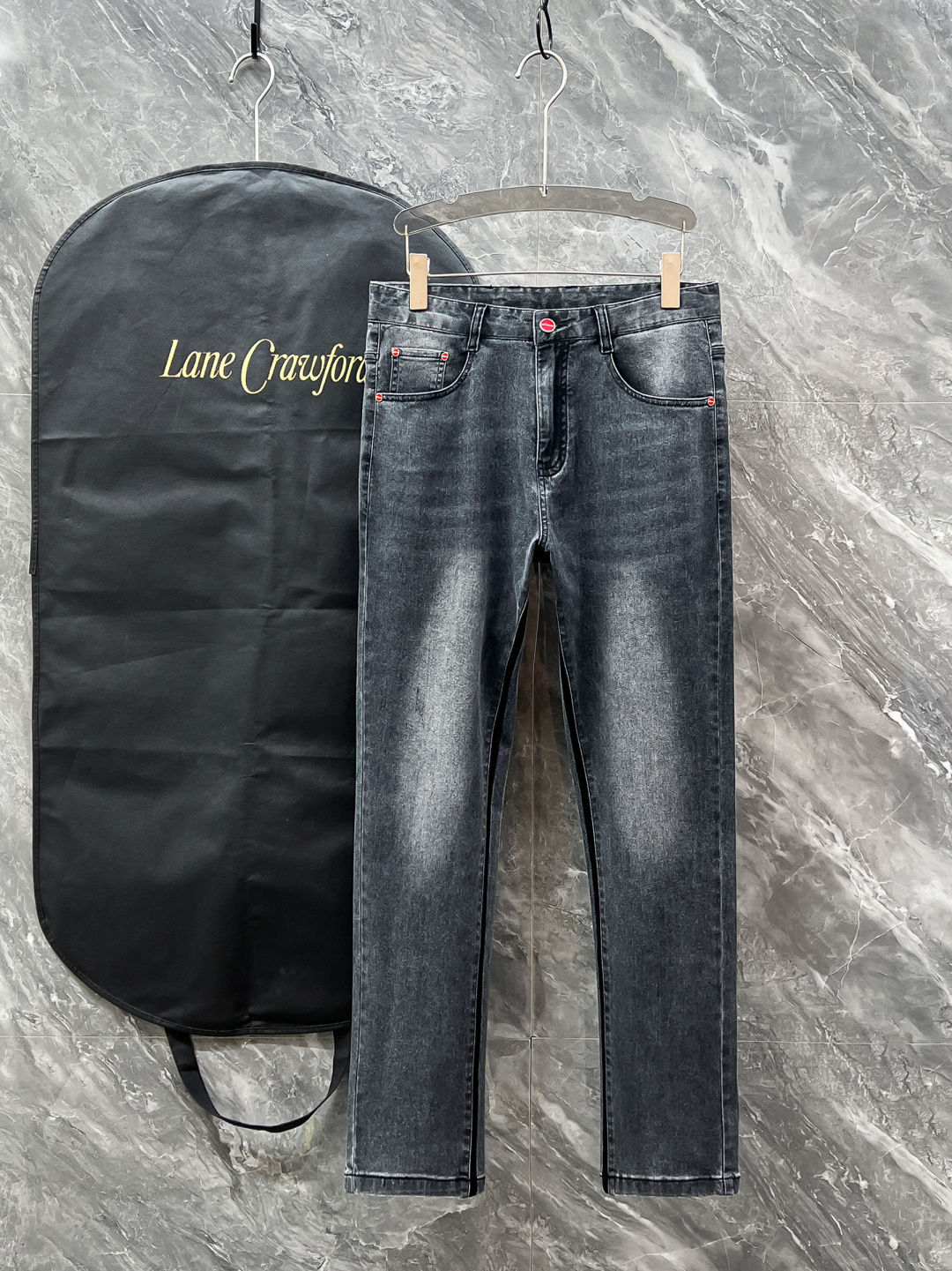 NO:692291,.Normal after-sales service. Normal returns and exchanges. 2026 Kiton's latest jeans are on sale at the same time at the counter. Small straight fit, imported solid-color fabrics. Customized replica of the original version. Customer-supplied hardware accessories. Original quality. Heavy-duty washed denim, extremely soft and comfortable, fine workmanship and excellent upper body!  Preferred items 29-38 no 35 no 37,,jeans,19860909.正常售后.正常退换.2026 Kiton 最新款牛仔裤 柜台同步发售 小直筒版型,进口固色面料 原版定制复刻 客供五金辅料 原单品质 重工洗水牛仔布,柔软舒适感极好,做工走线精细 上身绝佳！优选单品 29-38无35无37,,jeans,,Men's clothing