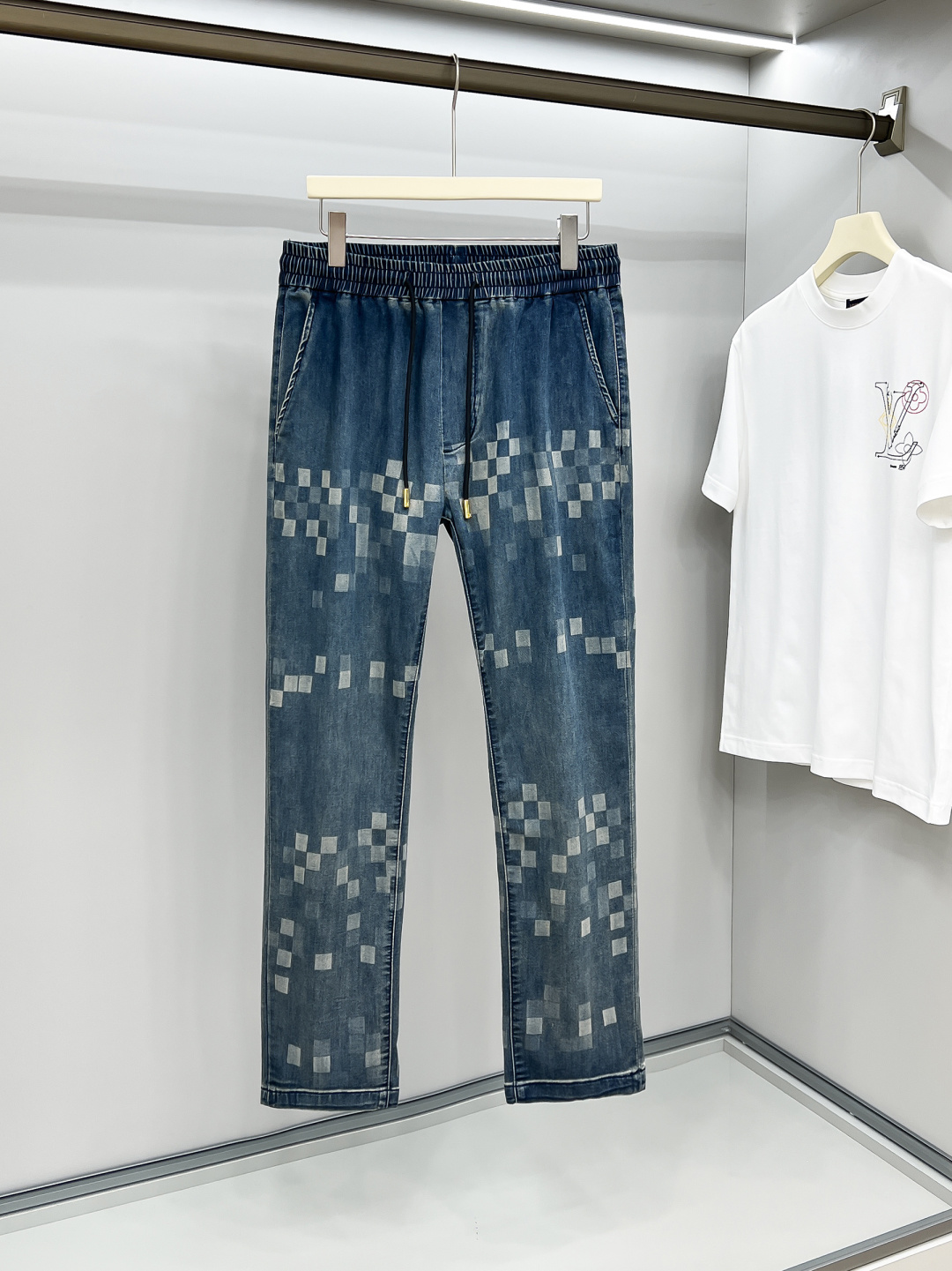 NO:549056,L's checkerboard jeans are a new retro favorite in the fashion industry!  The chessboard pattern with dark and light blue interwoven colors is retro and full of trend, the denim fabric is full of texture, the classic straight-tube style. Number M-3XL, louis vuitton, jeans, alexander wang19860909L家棋盘格牛仔裤,时尚界的复古新宠！深浅蓝色交织的棋盘格图案,复古又充满潮流感,牛仔面料质感十足,经典的直筒版型 码数M-3XL,,louis vuitton,jeans,alexander wang,Men's clothing