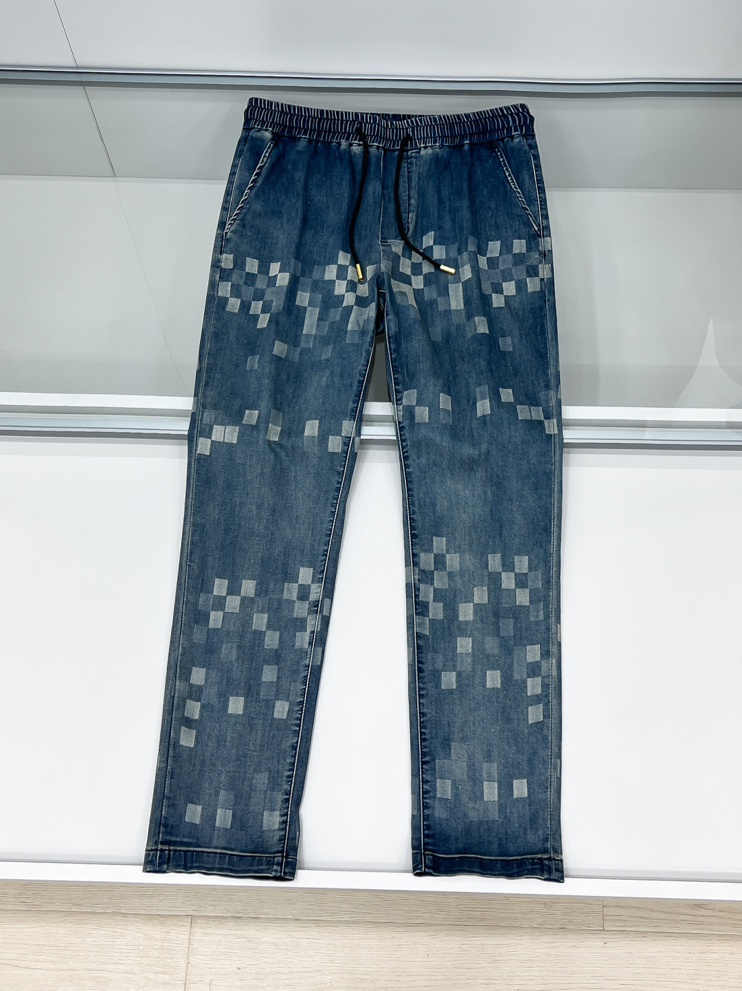 NO:549061,Details of the brand L's chessboard jeans, a new retro favorite in the fashion industry!  The chessboard pattern with dark and light blue interwoven colors is retro and full of trend, the denim fabric is full of texture, the classic straight-tube style. Number M-3XL, louis vuitton, jeans, alexander wang19860909铺牌细节 L家棋盘格牛仔裤,时尚界的复古新宠！深浅蓝色交织的棋盘格图案,复古又充满潮流感,牛仔面料质感十足,经典的直筒版型 码数M-3XL,,louis vuitton,jeans,alexander wang,Men's clothing