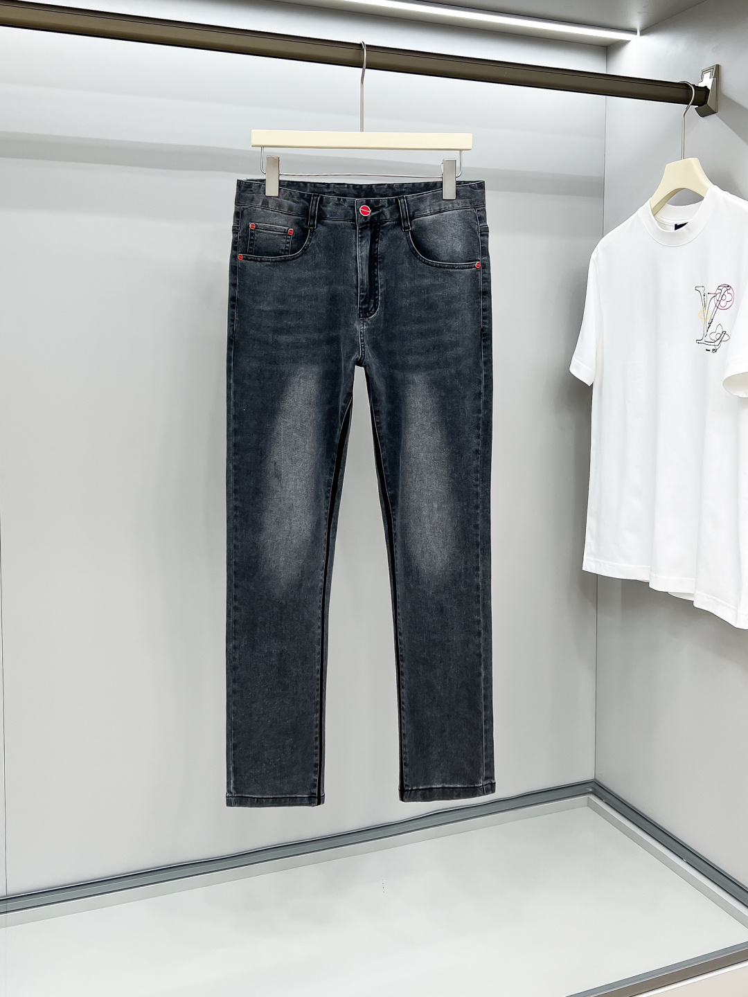 NO:549018,Kiton 2025 latest jeans are available at the counter at the same time. Small straight-piece style, imported fixed-color fabrics, original customized reproduction, customer-supplied hardware and auxiliary materials, original quality, heavy-industry washing denim, excellent soft and comfortable, fine workmanship and excellent upper body!  Preferred single products 29-38 None 35 None 37, jeans,alexander wang19860909Kiton 2025最新款牛仔裤 柜台同步发售 小直筒版型,进口固色面料 原版定制复刻 客供五金辅料 原单品质 重工洗水牛仔布,柔软舒适感极好,做工走线精细 上身绝佳！优选单品 29-38无35无37,,jeans,alexander wang,Men's clothing