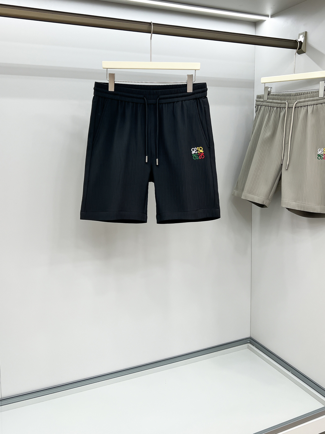 NO:471694,LVE 2025 spring and summer new casual shorts!  The official website is released simultaneously. Customized brand classic logo, customized fabric, excellent comfort, strong hand touch. Extremely recognizable, perfect quality craftsmanship. Size M-3XL,,louis vuitton, shorts, alexander wang19860909LVE 2025春夏新款休闲短裤！官网同步发售.定制品牌经典LOGO,定制面料,舒适度极好,手触感强烈.辨识度极高,完美品相工艺. 尺码M-3XL,,louis vuitton,shorts,alexander wang,Men's clothing