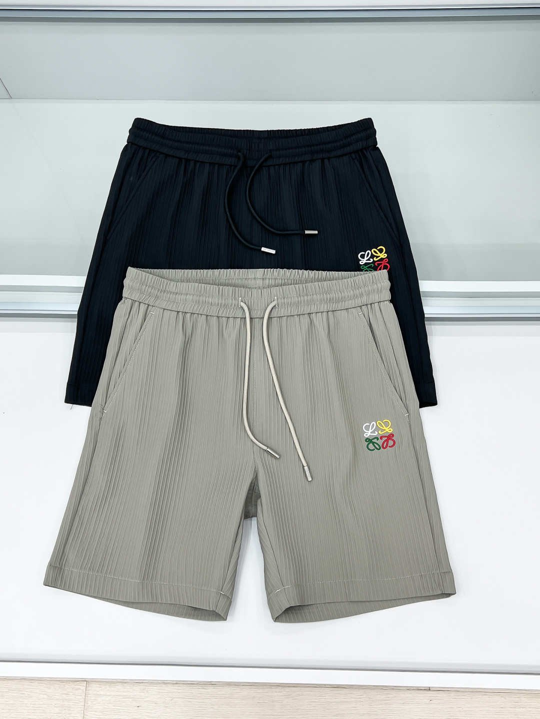 NO:471699,Combination picture LVE 2025 spring and summer new casual shorts!  The official website is released simultaneously. Customized brand classic logo, customized fabric, excellent comfort, strong hand touch. Extremely recognizable, perfect quality craftsmanship. Size M-3XL,,louis vuitton, shorts, alexander wang19860909组合图 LVE 2025春夏新款休闲短裤！官网同步发售.定制品牌经典LOGO,定制面料,舒适度极好,手触感强烈.辨识度极高,完美品相工艺. 尺码M-3XL,,louis vuitton,shorts,alexander wang,Men's clothing