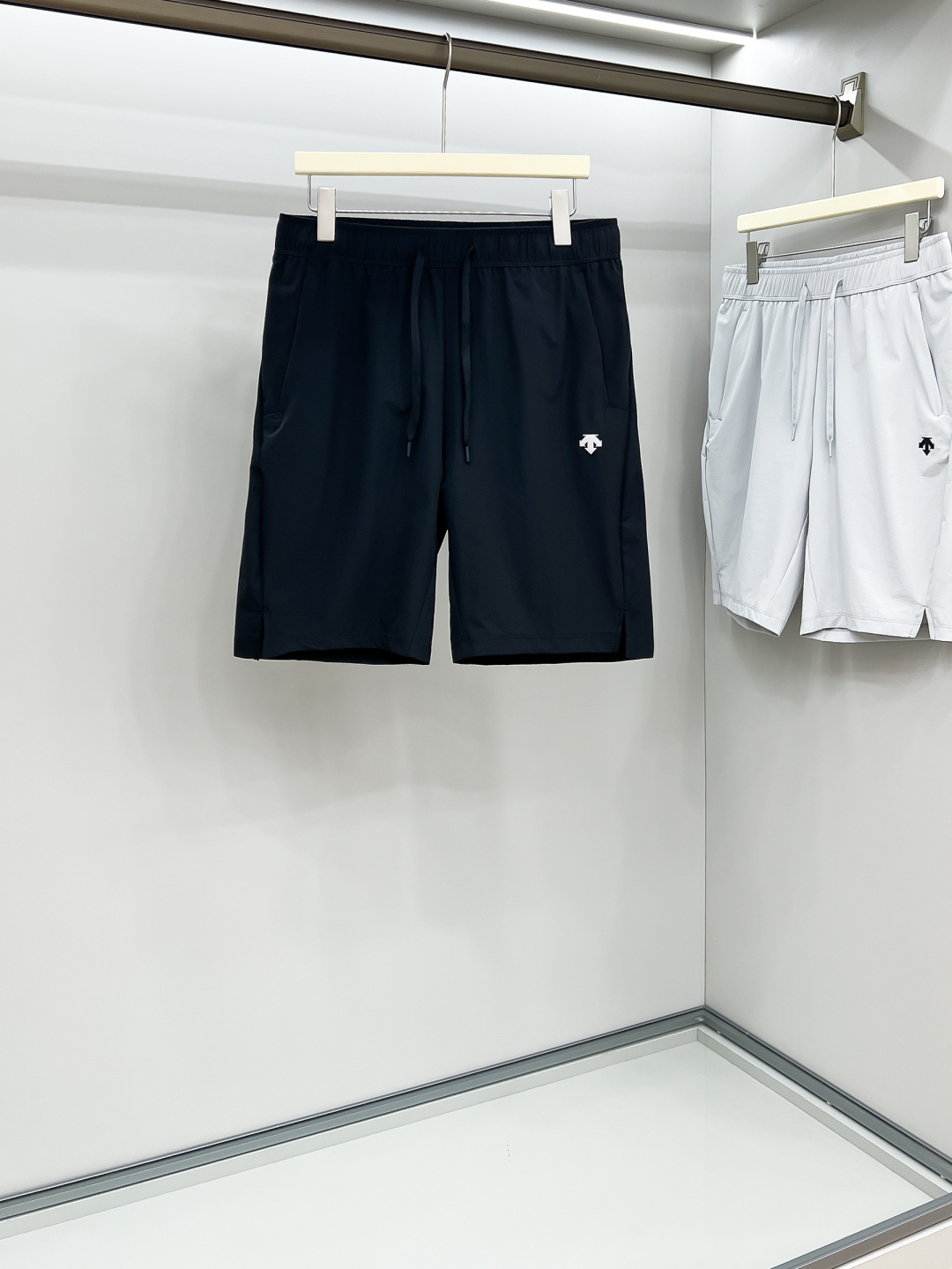 NO:471702,DES (logo has reflective effect) DiSante Micro-standard Quick-drying Shorts *Imported fabric functions are integrated with outdoor and urban leisure, and it is refreshing and comfortable to experience!  *Iconic logo The waterproof zipper pocket design on both sides is super considerate, so you don’t have to worry about losing your phone and keys. The elastic waistband and drawstring are freely adjusted, easy to put on and take off and comfortable. It is not only a pair of shorts, but also a pursuit of quality life and an expression of personality. Whether it is outdoor travel or daily outfit, it will be your best choice. The same style for men and women, four colors are in line with hair M-3Xl, shorts, alexander wang19860909DES（logo有反光效果）迪桑特 微标速干短裤 *进口面料机能户外与城市休闲于一体拒绝闷热,清爽舒适新体验！ *标志性logo 两侧防水拉链口袋设计超贴心,放手机、钥匙完全不用担心丢失.弹性腰带加抽绳,可自由调节,穿脱方便还舒适.它不仅是一条短裤,更是一种对品质生活的追求,对个性的表达.无论是户外出行或者日常穿搭它都将是你的最佳选择. 男女同款 四色齐发 M-3Xl,,shorts,alexander wang,Men's clothing