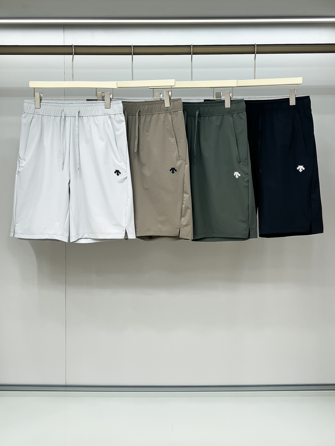 NO:471708,Combination picture DES (logo has reflective effect) DiSante Micro-standard Quick-drying Shorts *Imported fabric functions are integrated with outdoor and urban leisure, and it is refreshing and comfortable to experience!  *Iconic logo The waterproof zipper pocket design on both sides is super considerate, so you don’t have to worry about losing your phone and keys. The elastic waistband and drawstring are freely adjusted, easy to put on and take off and comfortable. It is not only a pair of shorts, but also a pursuit of quality life and an expression of personality. Whether it is outdoor travel or daily outfit, it will be your best choice. The same style for men and women, four colors are in line with hair M-3Xl, shorts, alexander wang19860909组合图 DES（logo有反光效果）迪桑特 微标速干短裤 *进口面料机能户外与城市休闲于一体拒绝闷热,清爽舒适新体验！ *标志性logo 两侧防水拉链口袋设计超贴心,放手机、钥匙完全不用担心丢失.弹性腰带加抽绳,可自由调节,穿脱方便还舒适.它不仅是一条短裤,更是一种对品质生活的追求,对个性的表达.无论是户外出行或者日常穿搭它都将是你的最佳选择. 男女同款 四色齐发 M-3Xl,,shorts,alexander wang,Men's clothing