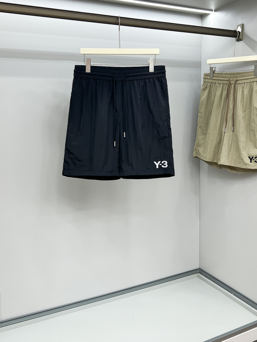 NO:471712,Y-3's superb summer new shorts are here!  The nylon fabric of this shorts is super light, and you can hardly feel any weight when you wear it on your body. It is as light as a cloud. The three-dimensional style is super personalized, and it is very friendly to all kinds of figures and is not picky about people. It is comfortable and comfortable to wear, and there is no pressure to move. It can be easily controlled whether it is going out on the street or outdoor sports.19860909Y-3超绝的夏季新款短裤来啦！ 这款短裤的尼龙面料超轻,穿在身上几乎感觉不到什么重量,就像云朵一样轻盈.立体的版型超有个性,对各种身材都超友好,不挑人哦.穿着舒适自在,活动起来毫无压力,不管是日常出街还是户外运动,都能轻松驾驭. 码数M-3XL,,shorts,alexander wang,Men's clothing