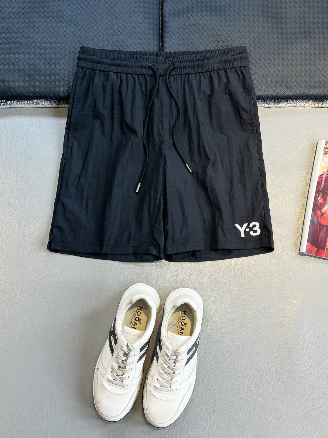 NO:476770,Y-3's superb summer new shorts are here!  The nylon fabric of this shorts is super light, and you can hardly feel any weight when you wear it on your body. It is as light as a cloud. The three-dimensional style is super personalized, and it is very friendly to all kinds of figures and is not picky about people. It is comfortable and comfortable to wear, and there is no pressure to move. It can be easily controlled whether it is going out on the street or outdoor sports.19860909Y-3超绝的夏季新款短裤来啦！ 这款短裤的尼龙面料超轻,穿在身上几乎感觉不到什么重量,就像云朵一样轻盈.立体的版型超有个性,对各种身材都超友好,不挑人哦.穿着舒适自在,活动起来毫无压力,不管是日常出街还是户外运动,都能轻松驾驭. 码数M-3XL,,shorts,alexander wang,Men's clothing