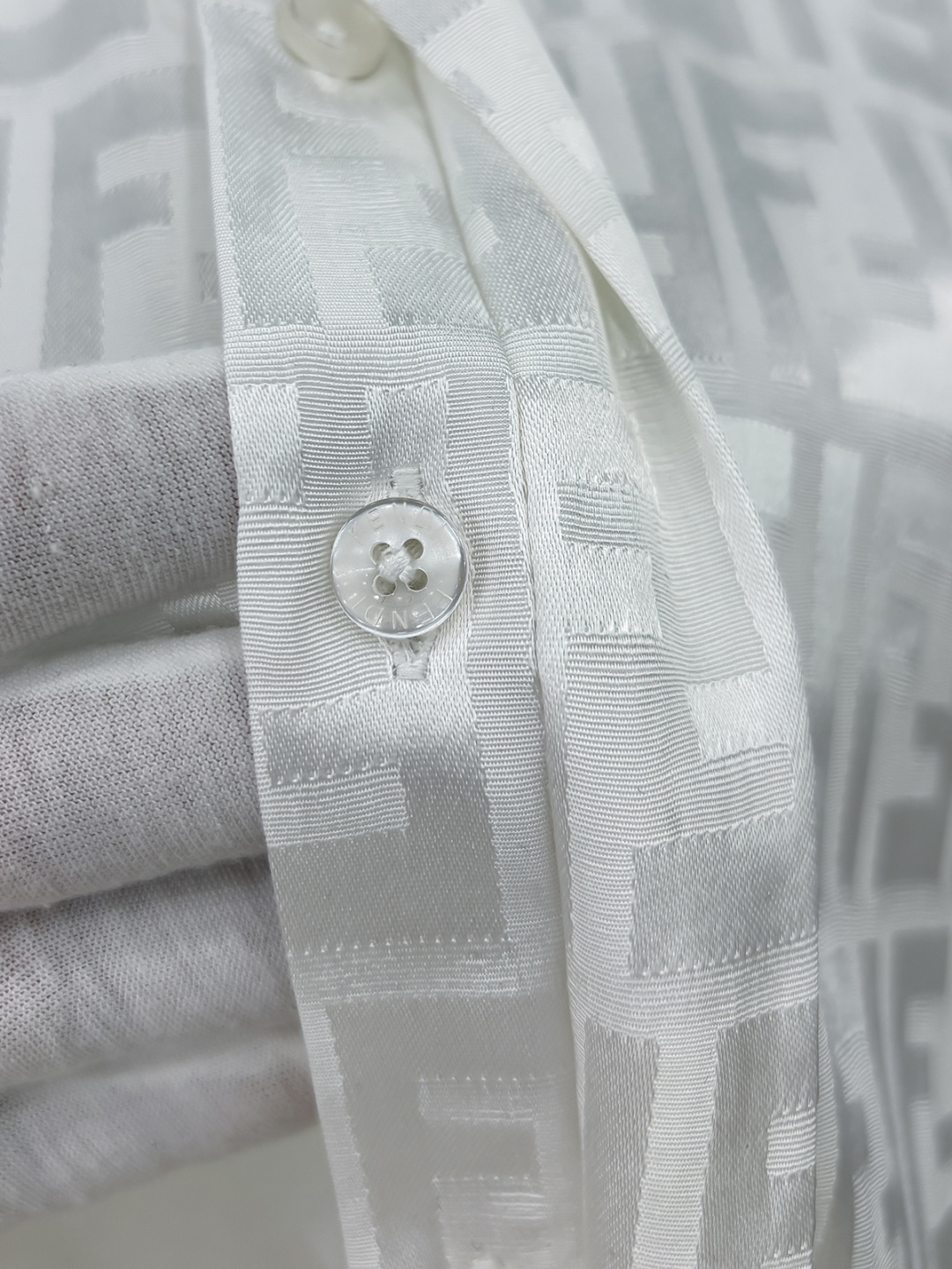 2025 FE🔥爆款来袭 经典满印双F字母提花衬衫 2精美提花Logo 高端版本，专柜定制面料 透气舒适