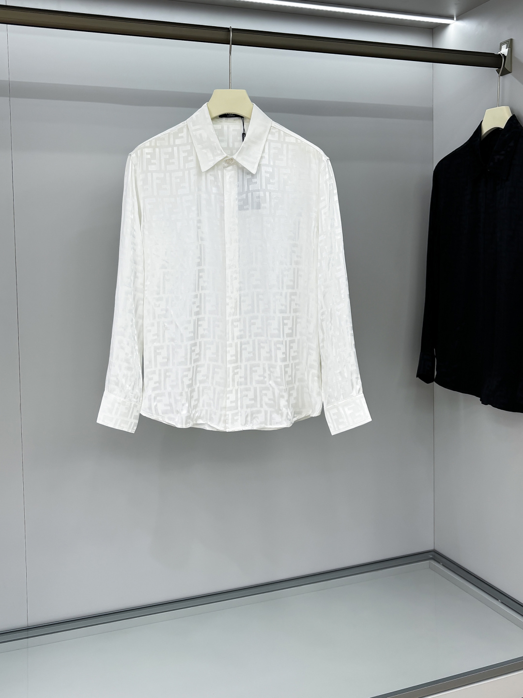 NO:517406,2025 FE hits, classic full-print double F letter jacquard shirt 2 exquisite jacquard logo, high-end version, customized counter fabric, high breathability and comfort, finely crafted, impeccable details, custom logo lettering buttons, complete three marks. Brand elements design concept, reflect high quality. The feel is delicate and soft!  It is casually cut, with a great upper body style!  S-XL, Shirts,alexander wang198609092025 FE爆款来袭 经典满印双F字母提花衬衫 2精美提花Logo 高端版本,专柜定制面料 透气舒适度高,精工制作,细节处理完美无可挑剔,定制logo刻字纽扣,三标齐全.品牌元素设计理念,体现高品质.手感细腻柔软！呈现休闲裁剪,上身版型超赞！码数S-XL,,shirts,alexander wang,Men's clothing