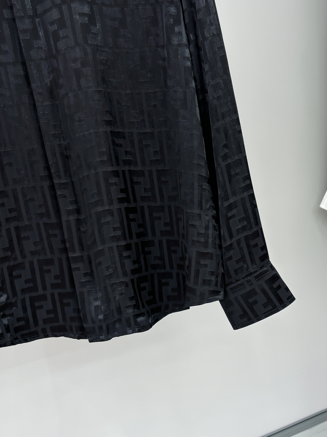 2025 FE🔥爆款来袭 经典满印双F字母提花衬衫 2精美提花Logo 高端版本，专柜定制面料 透气舒适