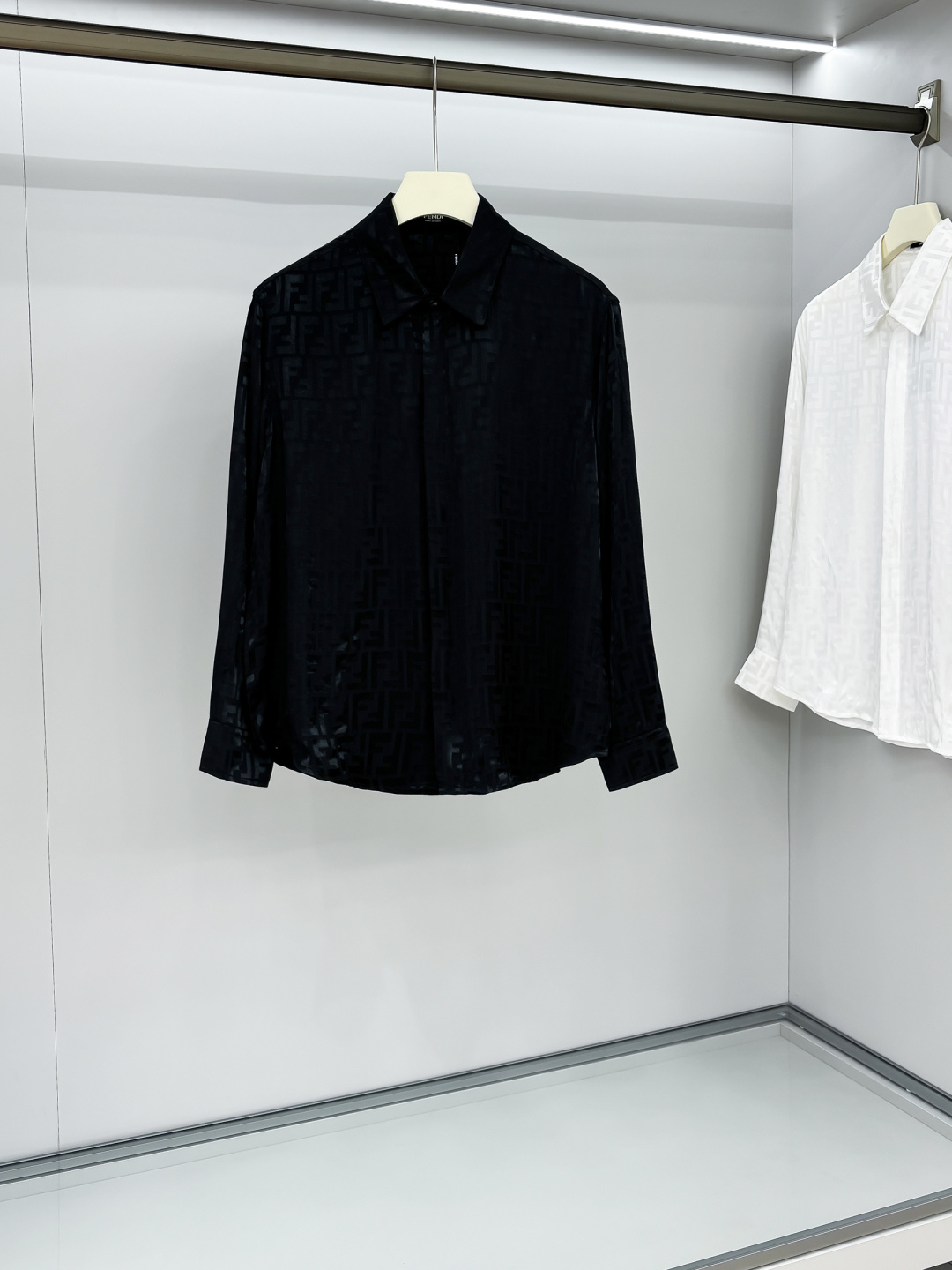 NO:517402,2025 FE hits, classic full-print double F letter jacquard shirt 2 exquisite jacquard logo, high-end version, customized counter fabric, high breathability and comfort, finely crafted, impeccable details, custom logo lettering buttons, complete three marks. Brand elements design concept, reflect high quality. The feel is delicate and soft!  It is casually cut, with a great upper body style!  S-XL, Shirts,alexander wang198609092025 FE爆款来袭 经典满印双F字母提花衬衫 2精美提花Logo 高端版本,专柜定制面料 透气舒适度高,精工制作,细节处理完美无可挑剔,定制logo刻字纽扣,三标齐全.品牌元素设计理念,体现高品质.手感细腻柔软！呈现休闲裁剪,上身版型超赞！码数S-XL,,shirts,alexander wang,Men's clothing