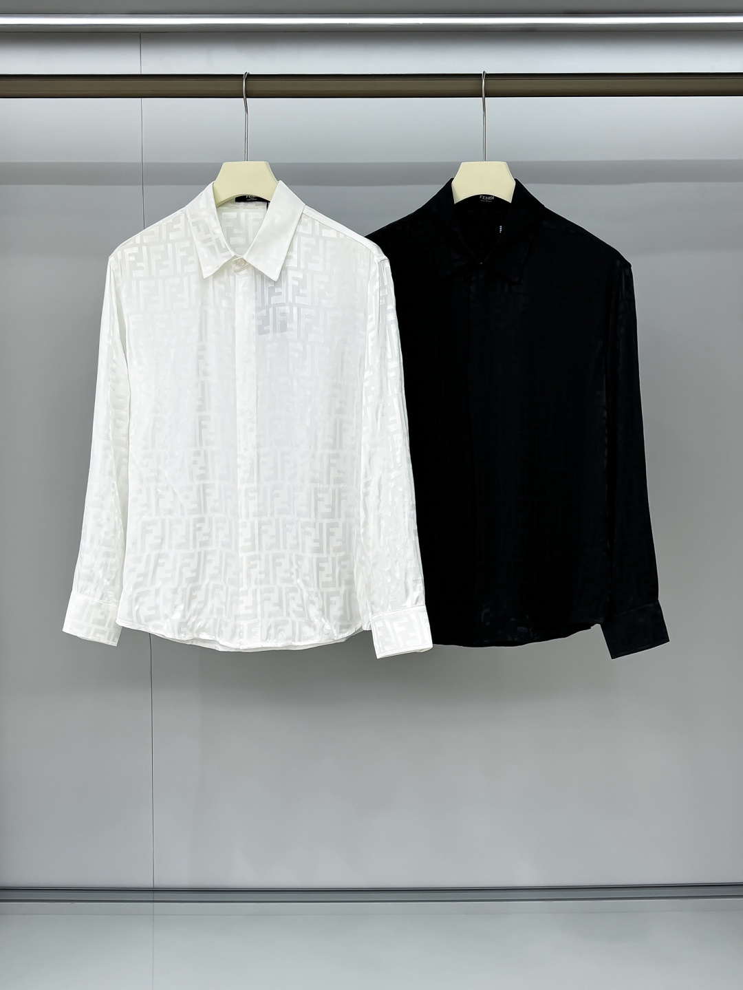 NO:517386,Photo details 2025 FE hits, classic full-print double F letter jacquard shirt 2 exquisite jacquard logo, high-end version, customized counter fabric, high breathability and comfort, finely crafted, impeccable details, custom logo lettering buttons, complete three marks. Brand elements design concept, reflect high quality. The feel is delicate and soft!  It is casually cut, with a great upper body style!  S-XL, Shirts,alexander wang19860909合照细节 2025 FE爆款来袭 经典满印双F字母提花衬衫 2精美提花Logo 高端版本,专柜定制面料 透气舒适度高,精工制作,细节处理完美无可挑剔,定制logo刻字纽扣,三标齐全.品牌元素设计理念,体现高品质.手感细腻柔软！呈现休闲裁剪,上身版型超赞！码数S-XL,,shirts,alexander wang,Men's clothing