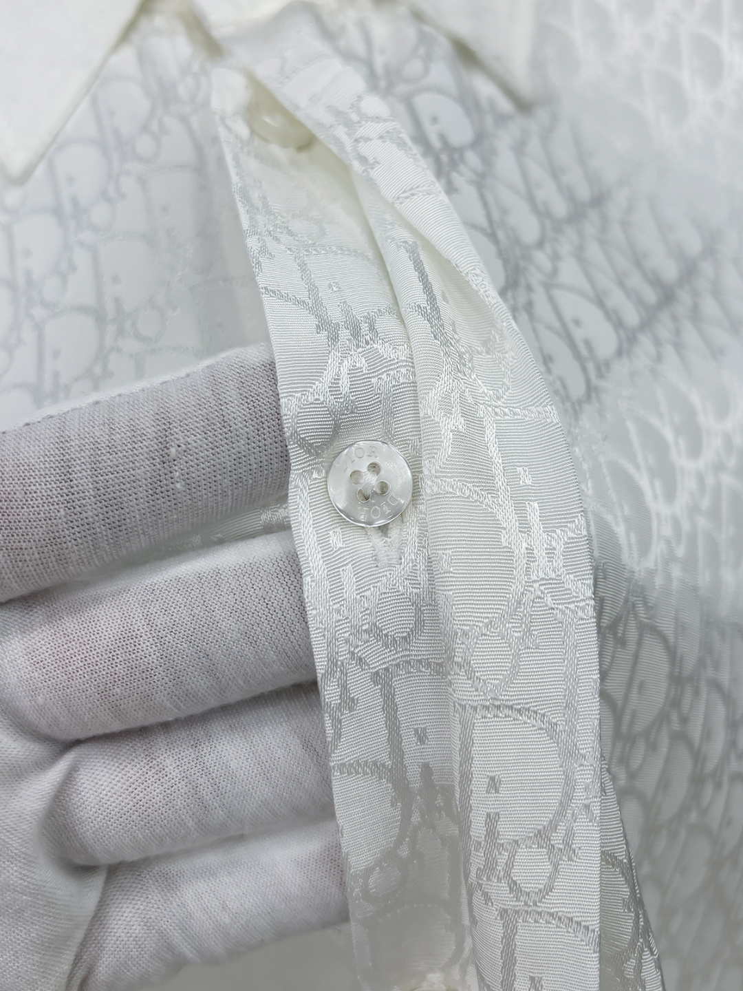 DIOR 2025新款经典提花长袖衬衫，专柜同步在售 定制面料，亲肤舒适，满身经典提花logo图案，三标