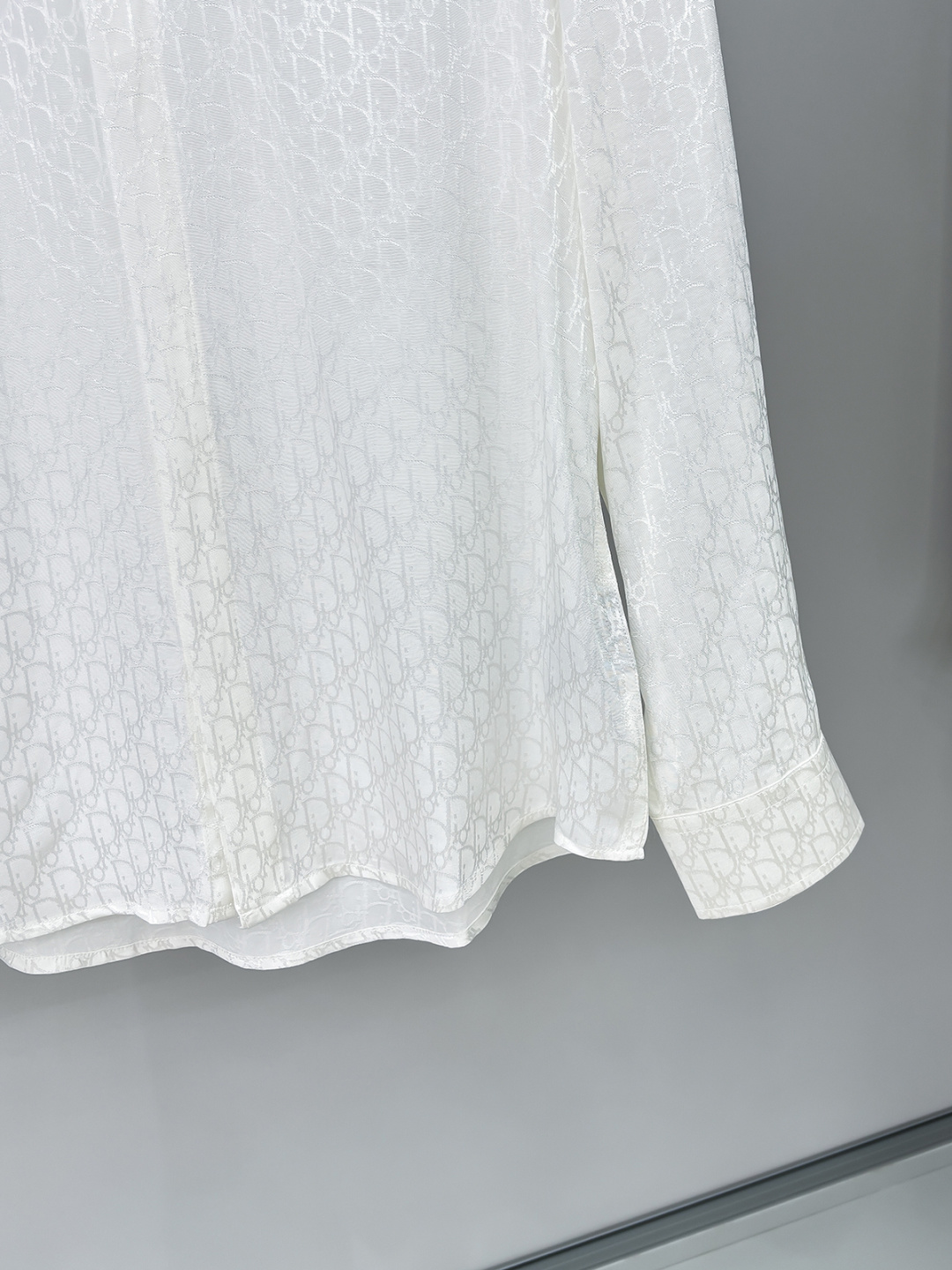 DIOR 2025新款经典提花长袖衬衫，专柜同步在售 定制面料，亲肤舒适，满身经典提花logo图案，三标