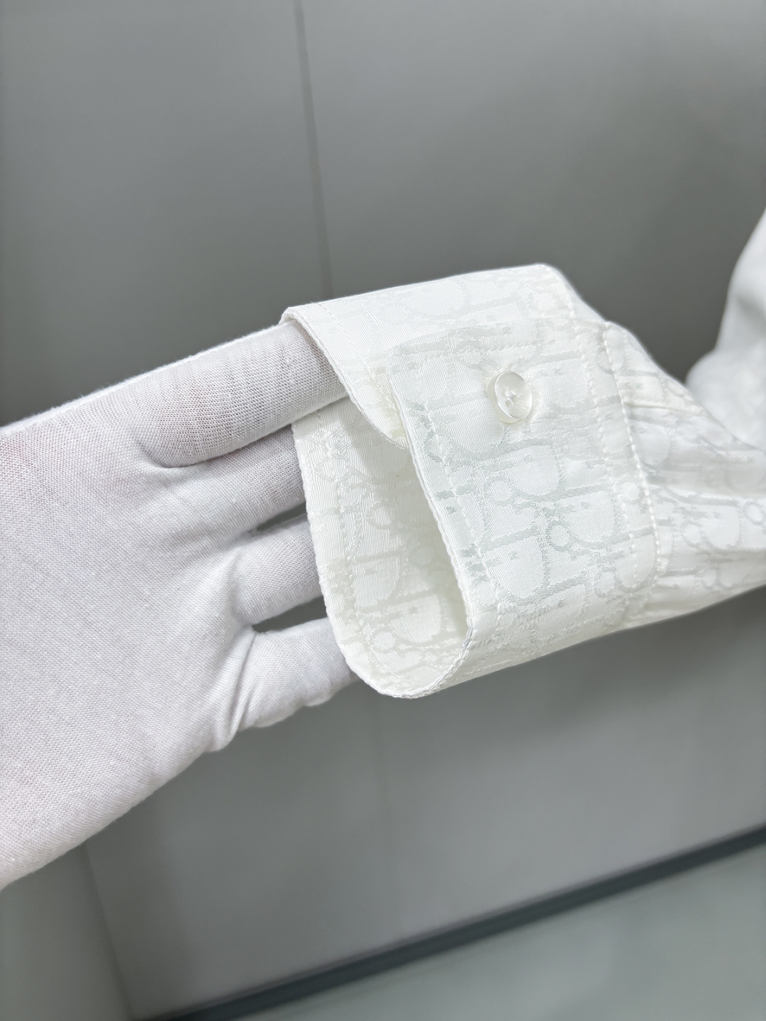 DIOR 2025新款经典提花长袖衬衫，专柜同步在售 定制面料，亲肤舒适，满身经典提花logo图案，三标