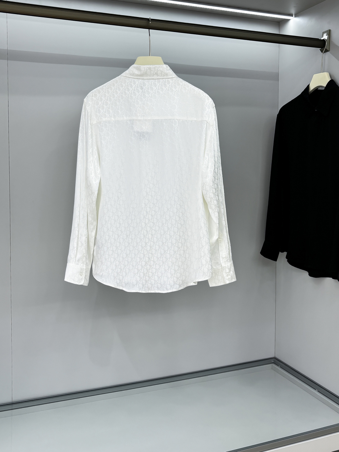 DIOR 2025新款经典提花长袖衬衫，专柜同步在售 定制面料，亲肤舒适，满身经典提花logo图案，三标