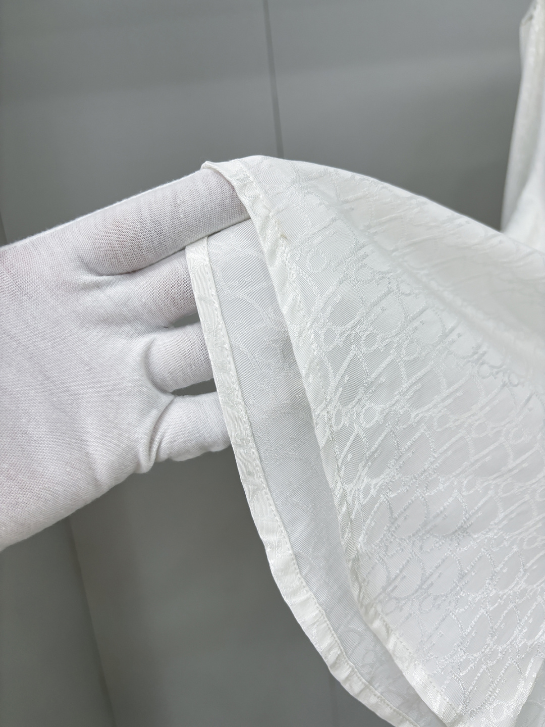 DIOR 2025新款经典提花长袖衬衫，专柜同步在售 定制面料，亲肤舒适，满身经典提花logo图案，三标