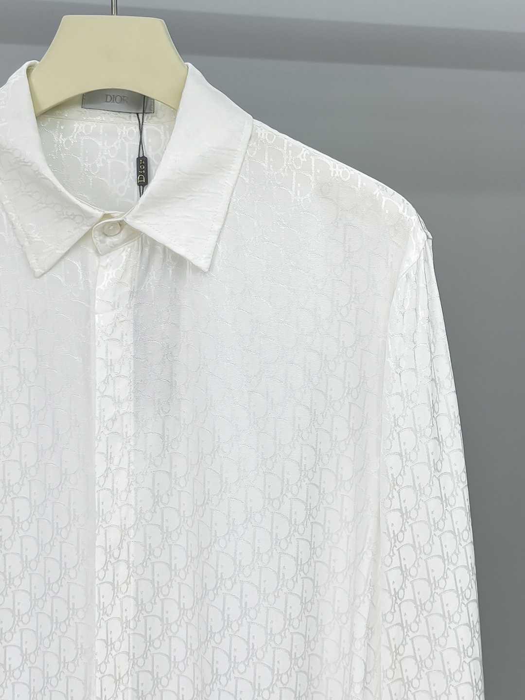 DIOR 2025新款经典提花长袖衬衫，专柜同步在售 定制面料，亲肤舒适，满身经典提花logo图案，三标