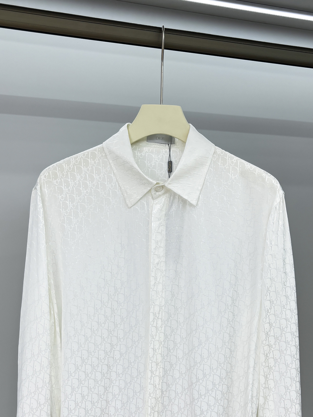 DIOR 2025新款经典提花长袖衬衫，专柜同步在售 定制面料，亲肤舒适，满身经典提花logo图案，三标