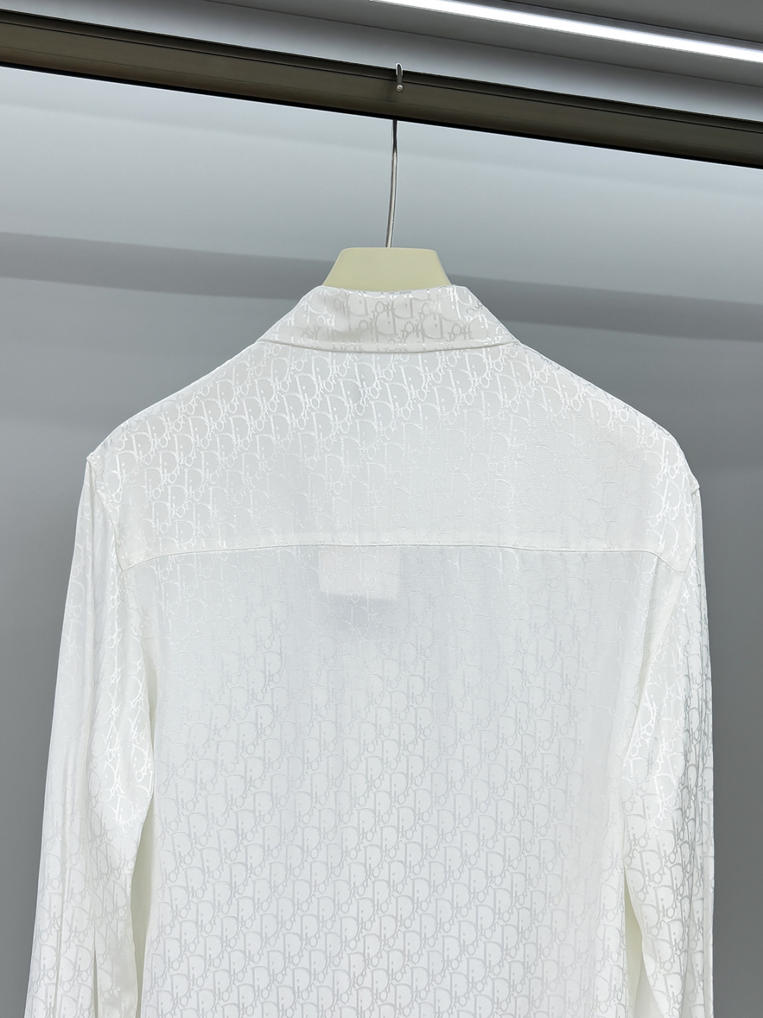 DIOR 2025新款经典提花长袖衬衫，专柜同步在售 定制面料，亲肤舒适，满身经典提花logo图案，三标