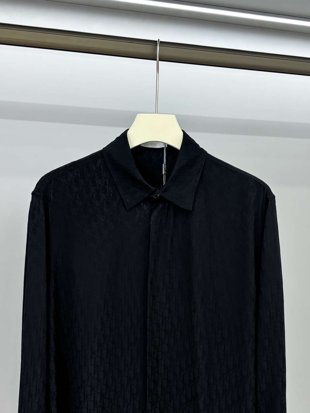 DIOR 2025新款经典提花长袖衬衫，专柜同步在售 定制面料，亲肤舒适，满身经典提花logo图案，三标