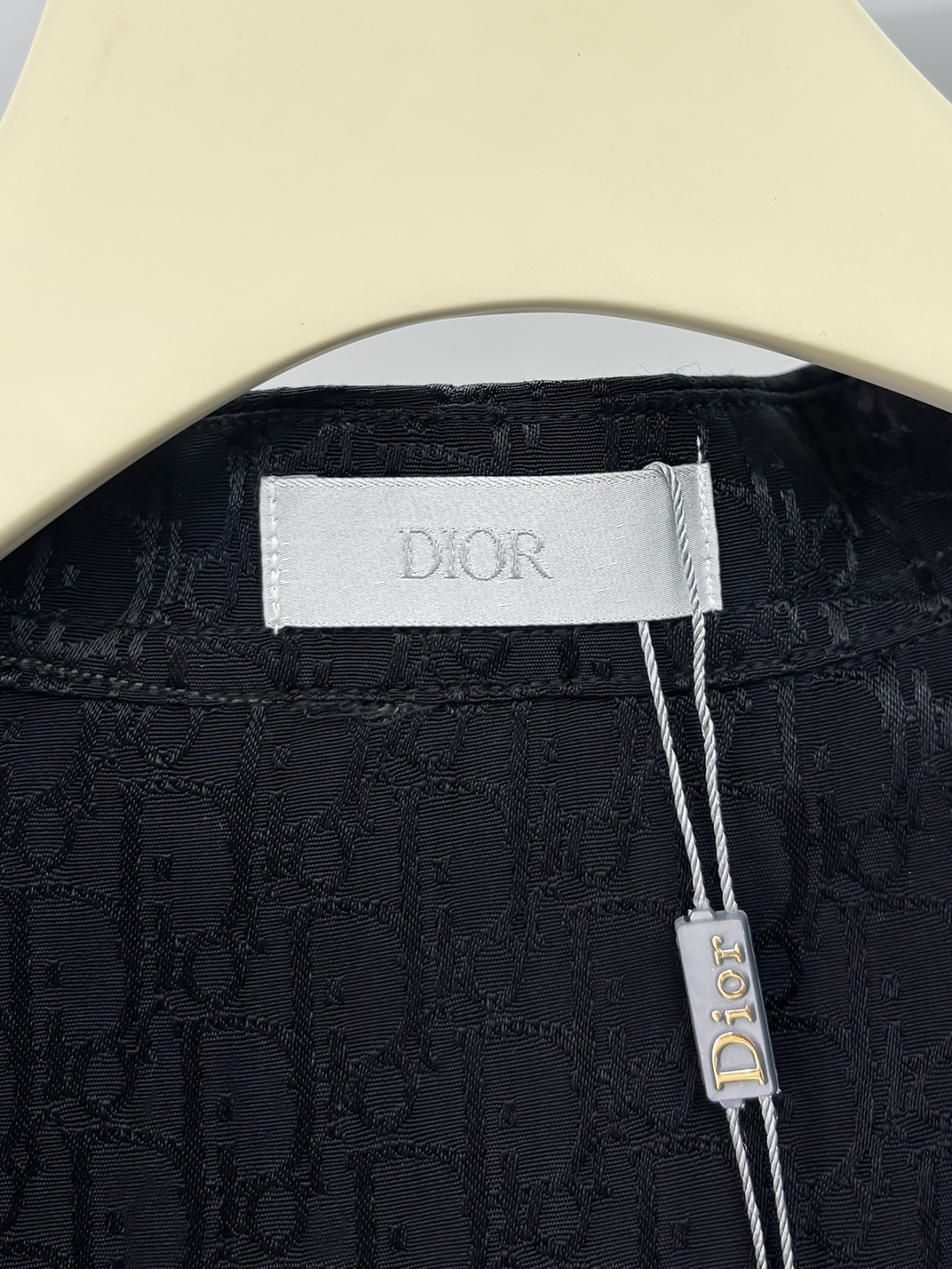 DIOR 2025新款经典提花长袖衬衫，专柜同步在售 定制面料，亲肤舒适，满身经典提花logo图案，三标