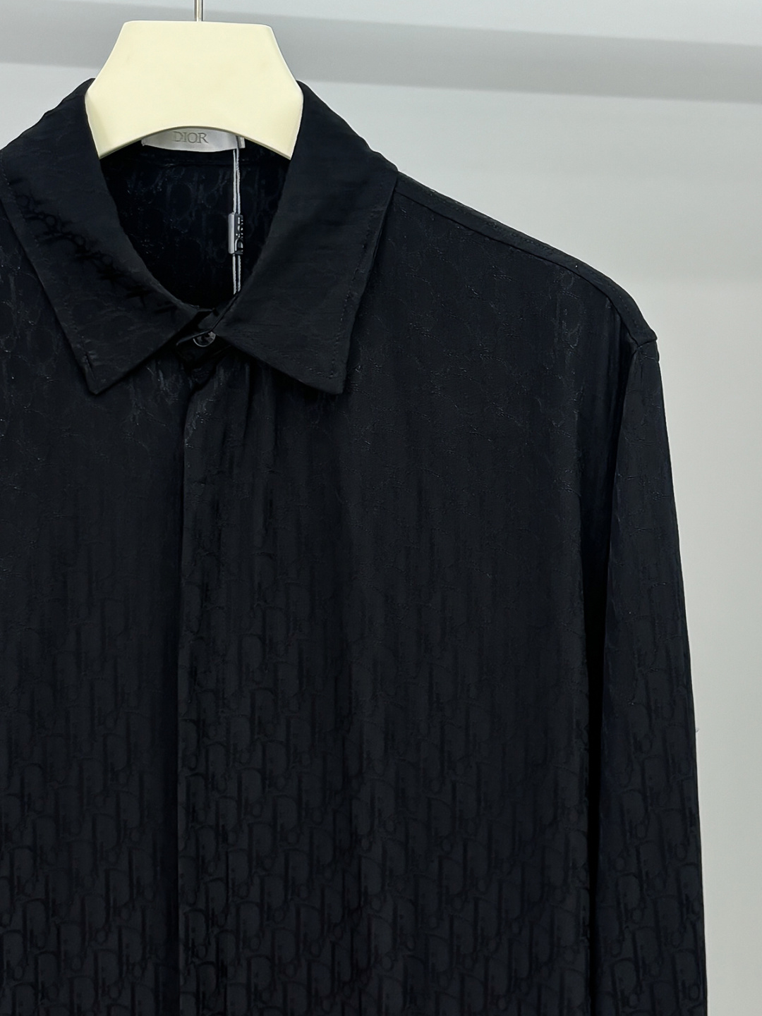 DIOR 2025新款经典提花长袖衬衫，专柜同步在售 定制面料，亲肤舒适，满身经典提花logo图案，三标