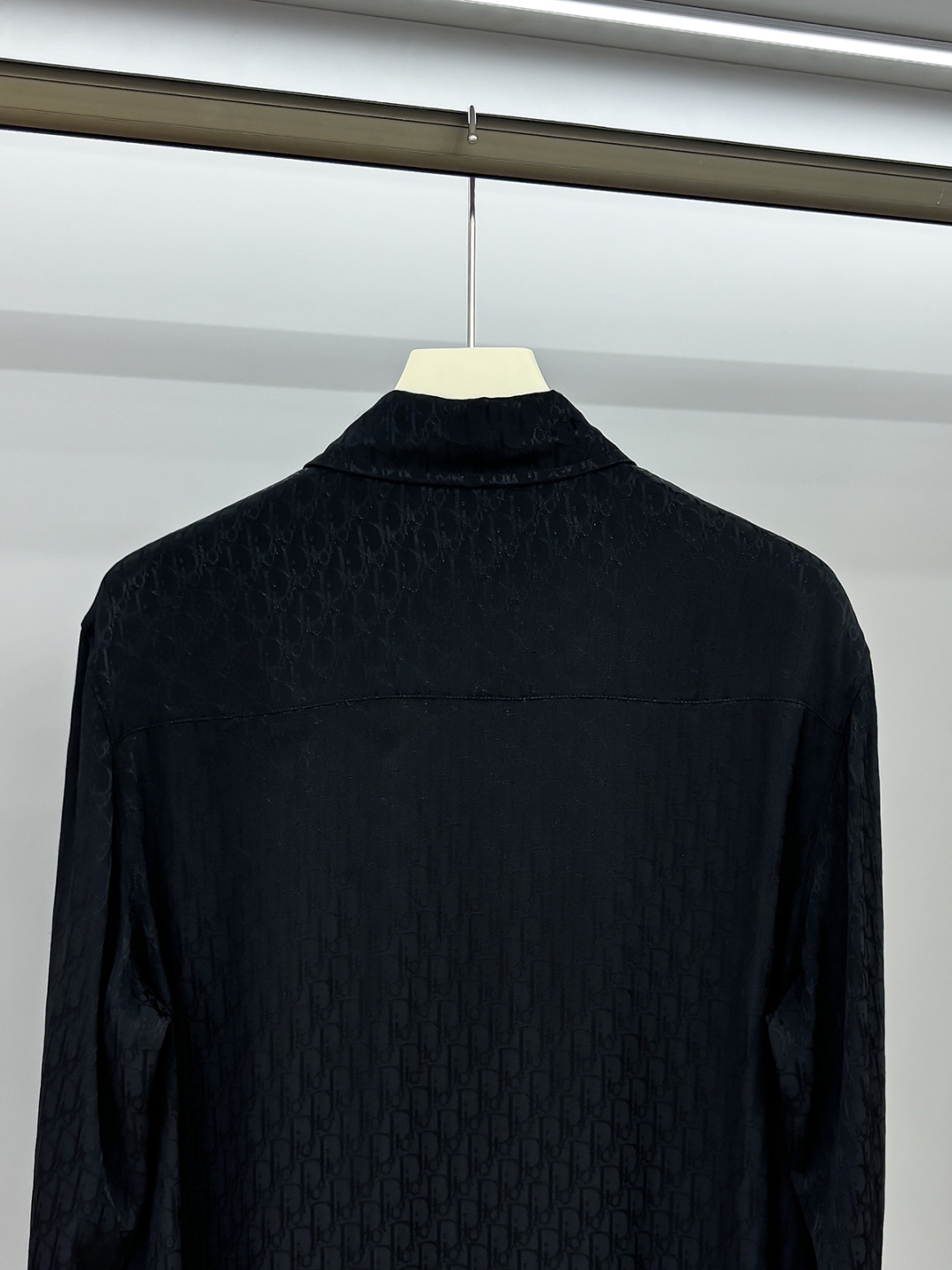 DIOR 2025新款经典提花长袖衬衫，专柜同步在售 定制面料，亲肤舒适，满身经典提花logo图案，三标