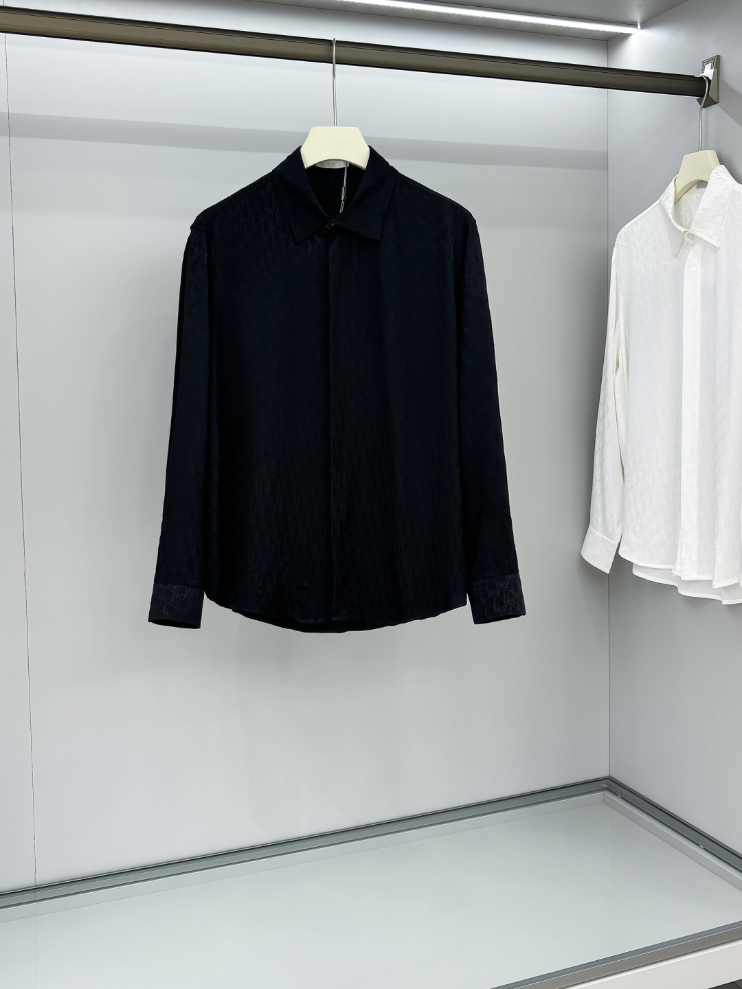 DIOR 2025新款经典提花长袖衬衫，专柜同步在售 定制面料，亲肤舒适，满身经典提花logo图案，三标