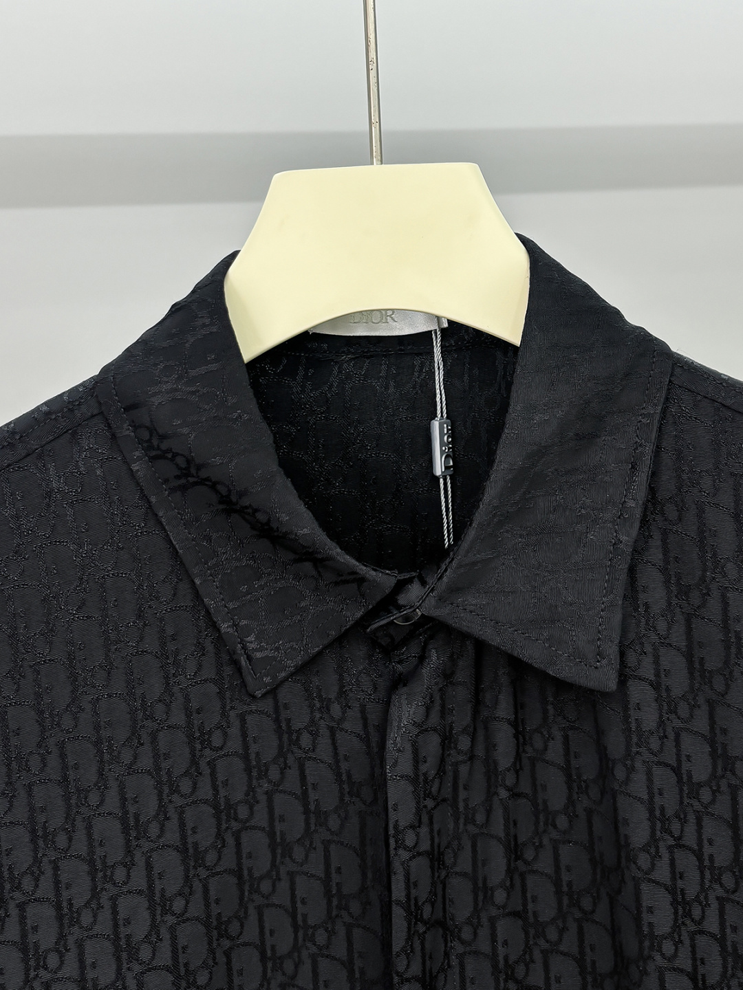 DIOR 2025新款经典提花长袖衬衫，专柜同步在售 定制面料，亲肤舒适，满身经典提花logo图案，三标