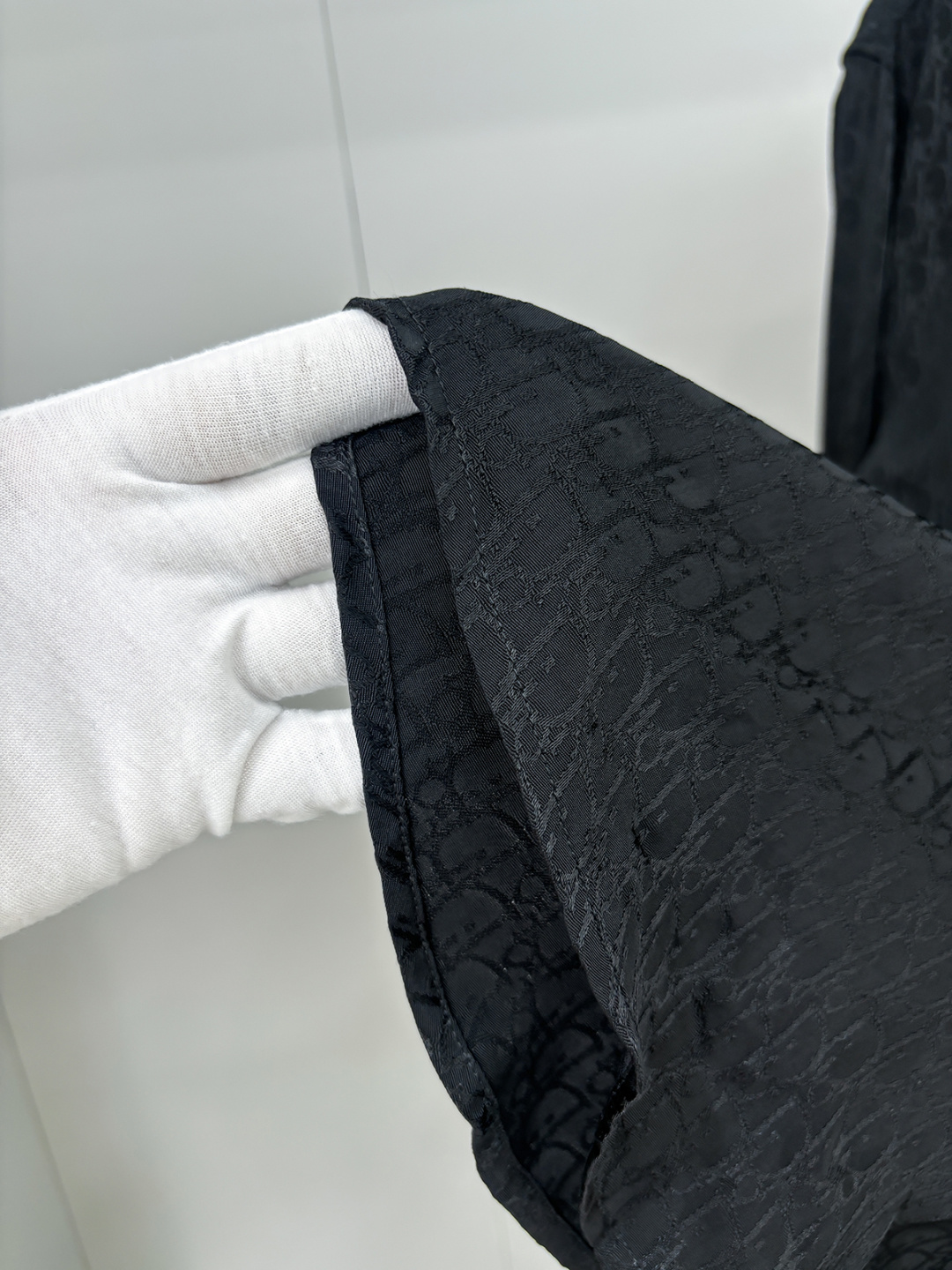 DIOR 2025新款经典提花长袖衬衫，专柜同步在售 定制面料，亲肤舒适，满身经典提花logo图案，三标