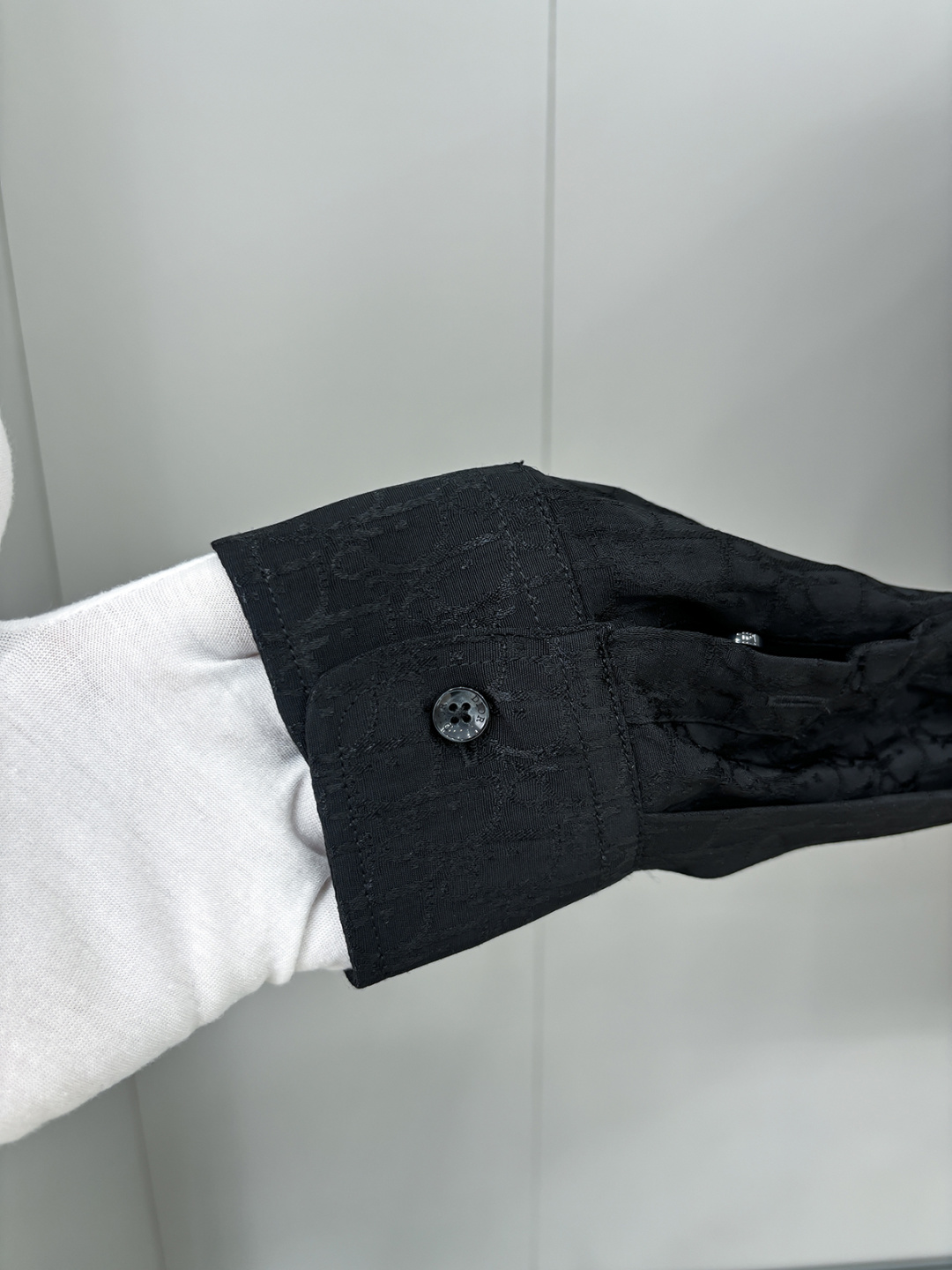 DIOR 2025新款经典提花长袖衬衫，专柜同步在售 定制面料，亲肤舒适，满身经典提花logo图案，三标