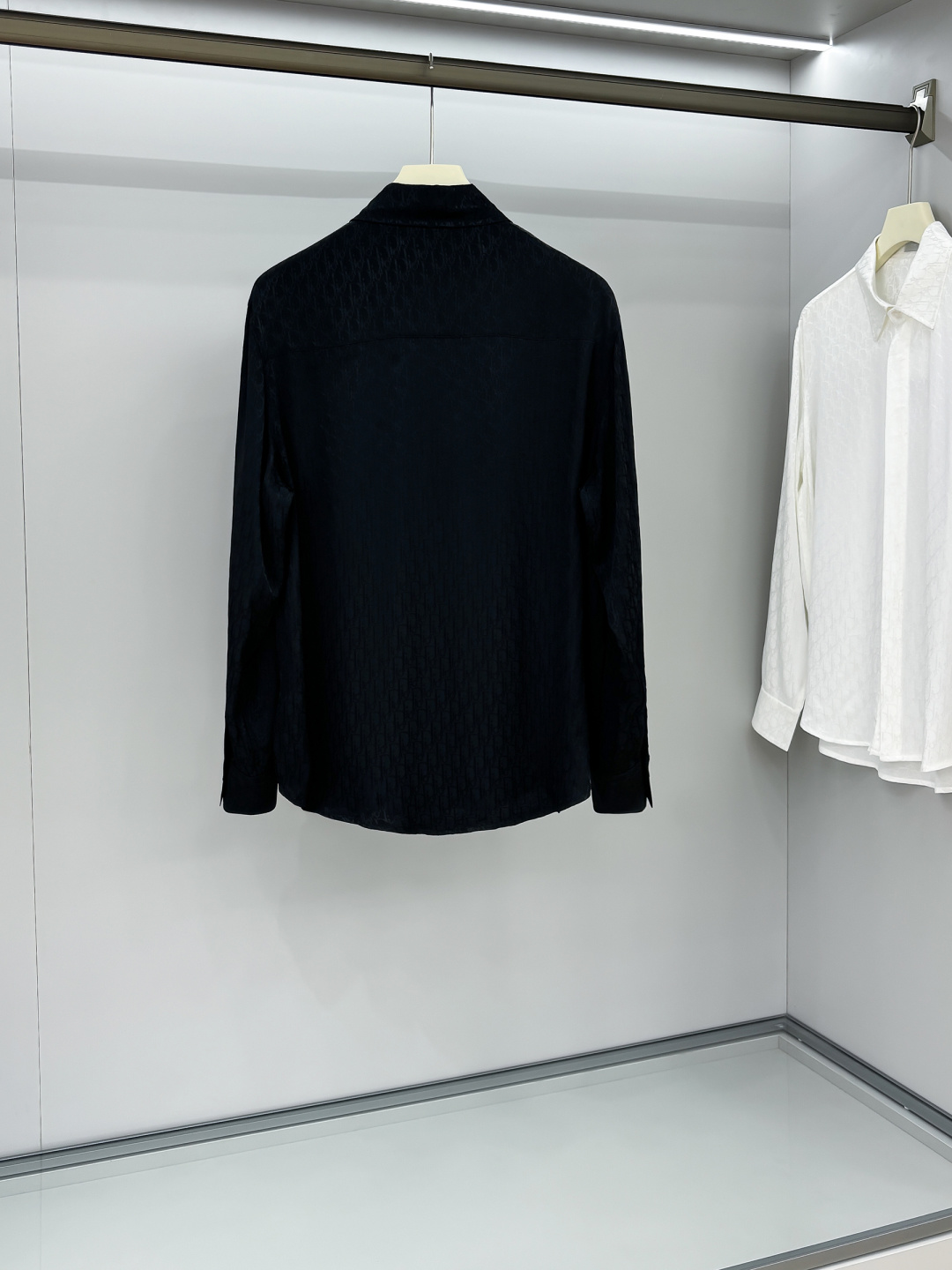 DIOR 2025新款经典提花长袖衬衫，专柜同步在售 定制面料，亲肤舒适，满身经典提花logo图案，三标