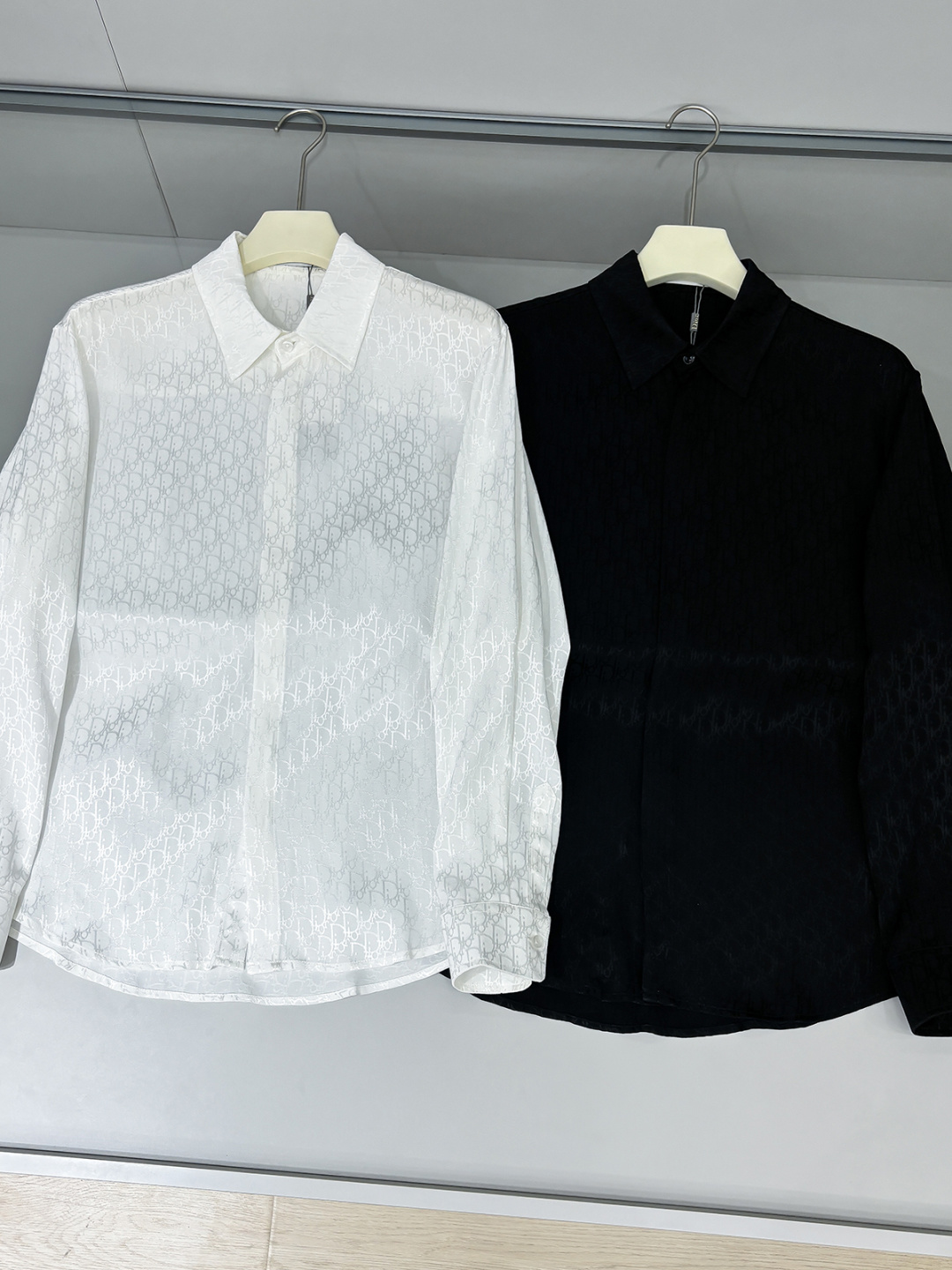 合照细节 DIOR 2025新款经典提花长袖衬衫，专柜同步在售 定制面料，亲肤舒适，满身经典提花logo