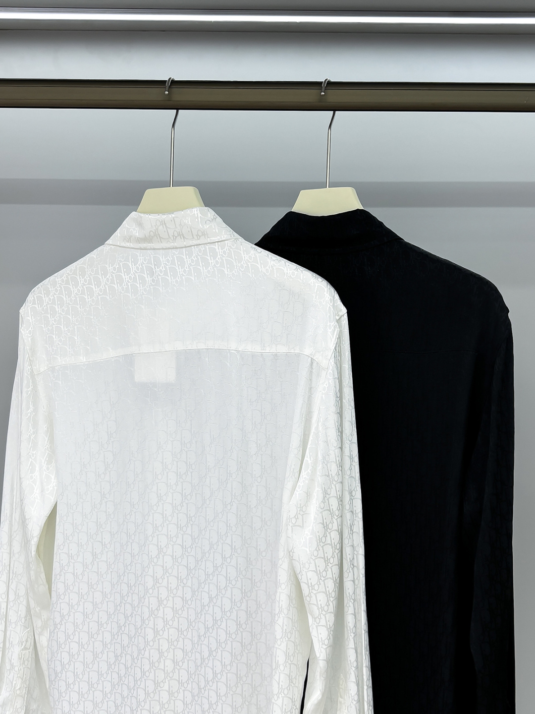 合照细节 DIOR 2025新款经典提花长袖衬衫，专柜同步在售 定制面料，亲肤舒适，满身经典提花logo