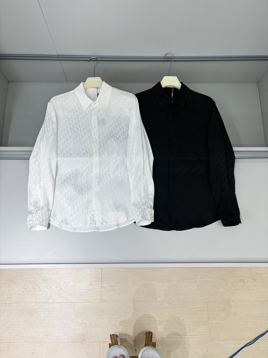 合照细节 DIOR 2025新款经典提花长袖衬衫，专柜同步在售 定制面料，亲肤舒适，满身经典提花logo