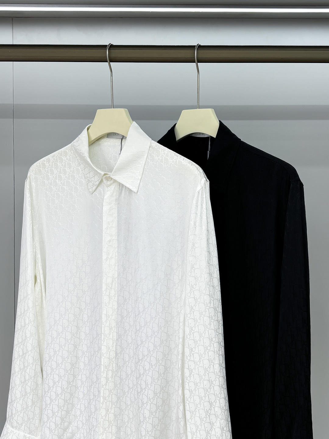 合照细节 DIOR 2025新款经典提花长袖衬衫，专柜同步在售 定制面料，亲肤舒适，满身经典提花logo
