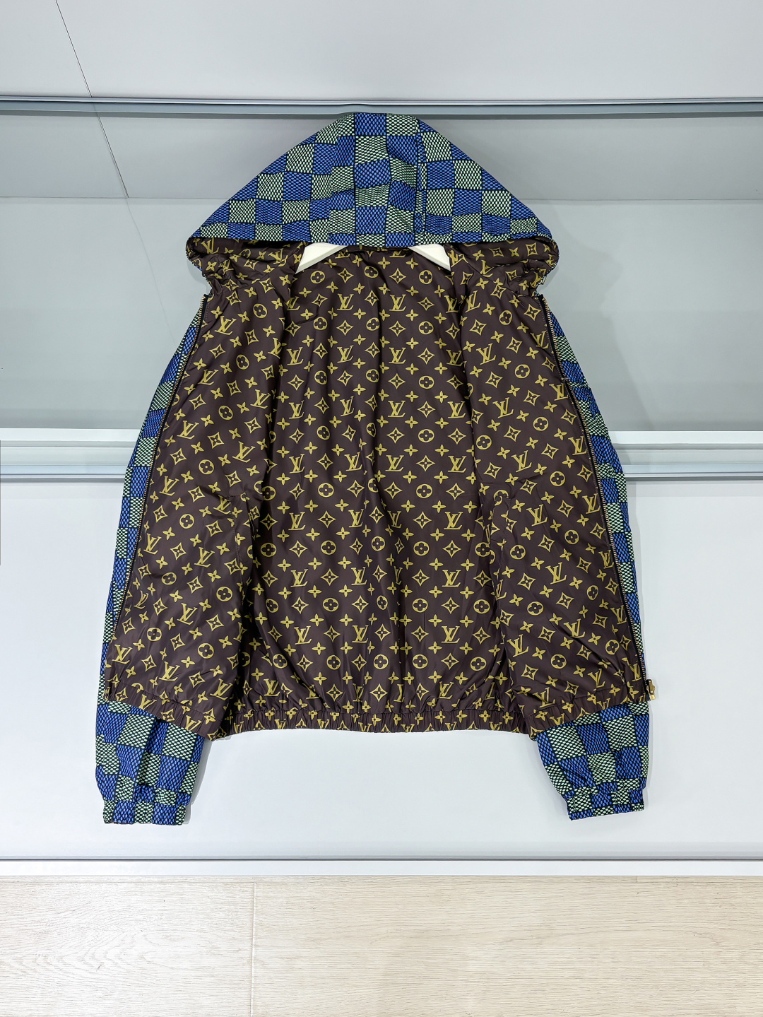 NO:517334,(Double-sided windbreaker jacket) L family men's fashion style lightweight double-sided jacquard jacket, Hong Kong foreign business channel goods, high-end tasting products, official cabinet main promotion display, 25-year early spring new product, star-grade hot product!  The overall design style has a strong Philippine label. Creative Director Pharrell Williams has injected new elements into the office. The body uses the collection logo Marque L. Vuitton Déposée and classic chessboard pattern elements, perfectly mixed and shaped, with a distinctive recognition, a profound fashion charm, and also a soul-like display!  The overall shape is designed with a double-sided combination. On the one hand, it uses classic checkerboard elements, a very recognizable woven pattern, a strong retro and fashionable tone, and on the other hand, it is an iconic signature presbyterian element. Both pattern designs highlight the brand identity and are a soul-like embellishment!  The model dominated by fabrics and craftsmanship, Japan Toray customized high-tech functional fabrics, which have excellent wind and waterproof properties, can effectively block wind and rain. After special processing, it has excellent wrinkle resistance and wear resistance, and at the same time it has excellent breathability. The texture is extremely delicate and slightly smooth, and there is no doubt about comfort!  The details are exquisite and exquisite, and the auxiliary materials are exclusively customized. The unique bronze zipper is very important. The fashionable hooded design is full of upper body shapes and is a jacket that can easily highlight the temperament and taste. The fashionable styling design provides strong shaping. It is both urban business commuting and leisure, and can easily control various body shapes, which meet the needs of the transition season!  Size S-XL, louis vuitton, jackets & coats, jackets & coats, hats, alexander wang19860909（双面风衣夹克）L家族男士时装款轻便双面提花夹克外套,香港洋行渠道货,高端品鉴级产物,官柜主推展示,25年早春新品,明星级爆款！ 整体的设计风格有着强烈的菲董标签,创意总监Pharrell Williams的上任注入了全新的元素,衣身运用了典藏标识Marque L. Vuitton Déposée及经典棋盘格图案元素,完美混搭融合塑造,辨识度颇为鲜明,颇具深厚的时装韵味,同时亦属于灵魂式的彰显！ 整体采用造型采用双面组合设计,一面运用了经典棋盘格元素,非常具有辨识度的色织图案,颇浓浓的复古时髦腔调,一面为标志性招牌老花元素,两面图案设计皆彰显了品牌身份,属于灵魂式的点缀！ 以面料和工艺为主导的款,日本东丽公司订制高科技功能性面料,具备卓越的防风防水属性,能够有效阻挡风雨侵袭,经过特殊工艺处理,有着优良的抗皱性和耐磨性,同时又兼具优越的透气性,质感极为细腻略带光滑,舒适性方面毋庸置疑！ 细节精湛考究,辅料皆为专属定制,个性十足的古铜拉链非常加分,时尚连帽的设计,上身型款十足,极易凸显气质品味的一款夹克,时髦造型设计提供了极强的塑造性,都市商务通勤与休闲兼备,轻松驾驭各种身型,符合穿搭符合过渡季的需求单品！ 尺码S-XL,,louis vuitton,jackets & coats,jackets & coats,hats,alexander wang,Men's clothing