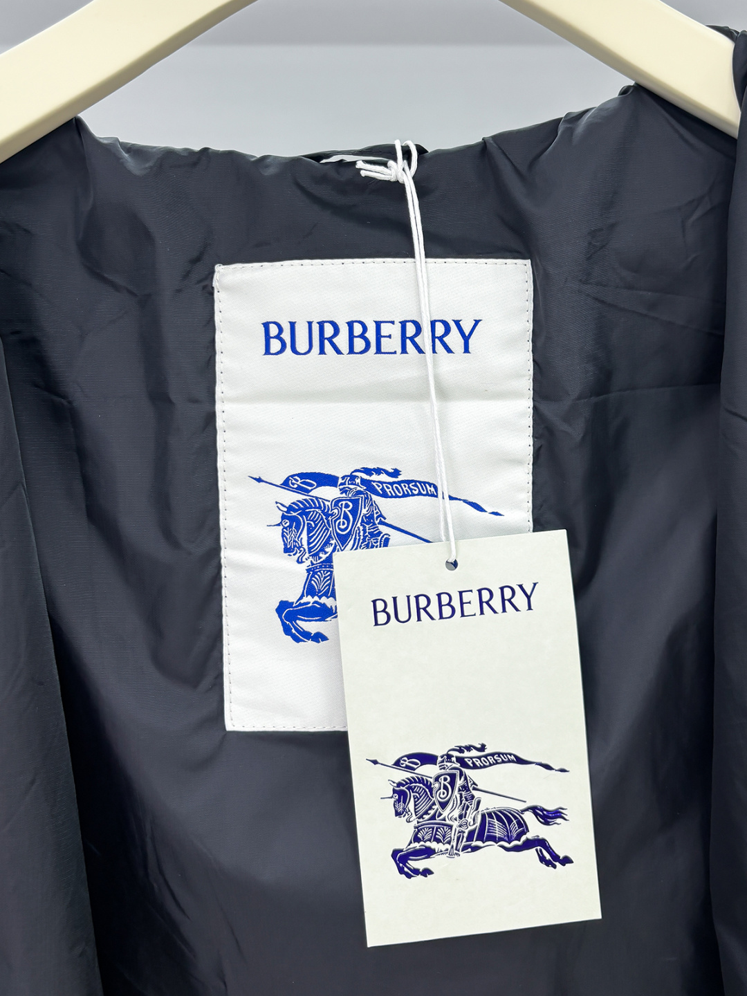 Burber马术骑士徽标 冲锋衣夹克外套面料由高品质的尼龙面料，具有轻盈、LL耐磨、防风防水等特性，非常