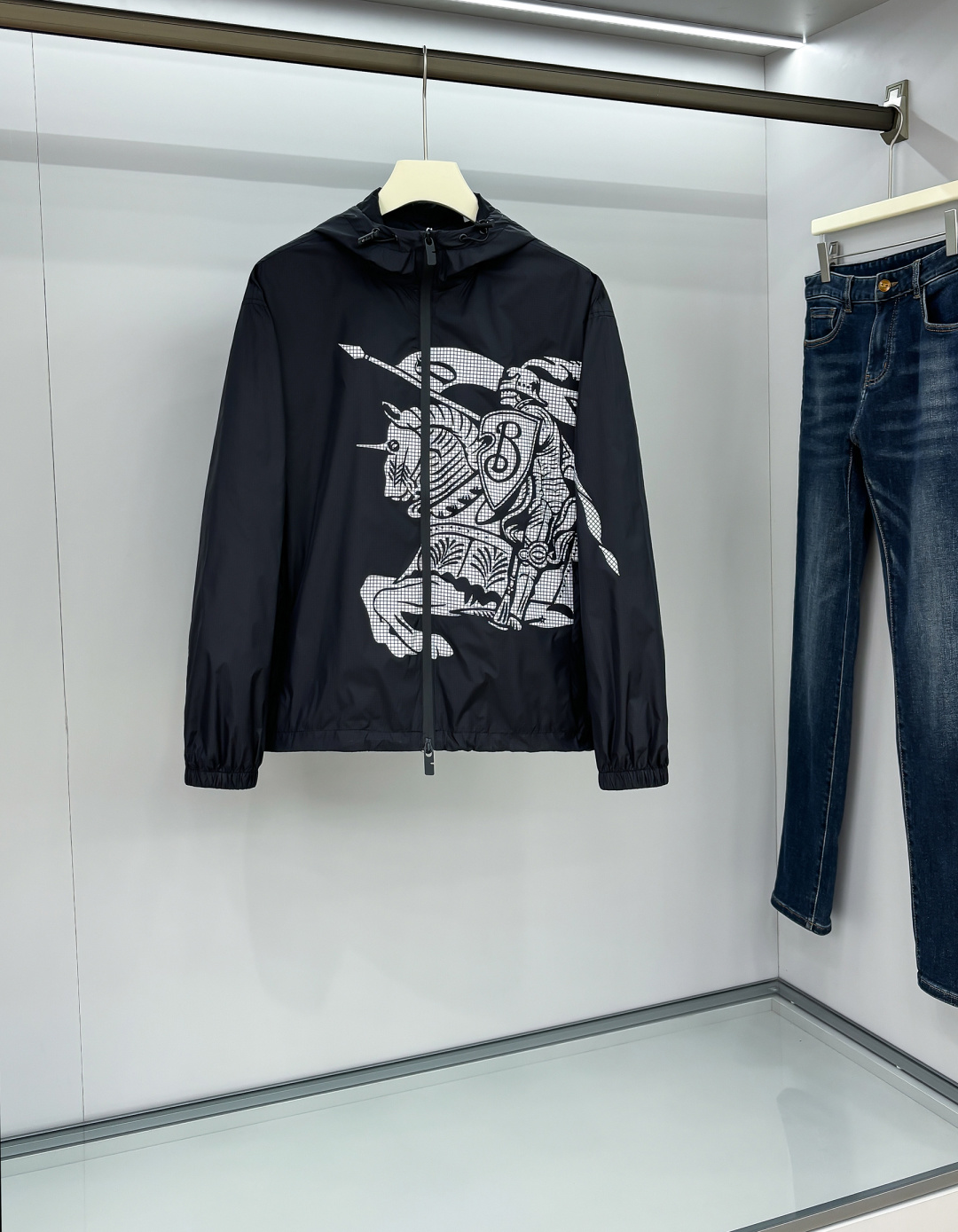 NO:488637,Burber Equestrian Knight Logo Shock Jacket Jacket The fabric is made of high-quality nylon fabric, with lightness, LL1670350 wear resistance, windproof and waterproof, which is very suitable for making casual jackets. In the fabric treatment, special waterproof coating treatment technology is used to enhance its waterproof performance. Cut and sew the fabric into the required shape and size according to the design drawings. Use advanced sewing equipment and technology to sew the fabric together to form the overall structure of the jacket. During the sewing process, special attention is paid to the details, such as sewing of zippers, pockets, cuffs, etc., to ensure its firmness and aesthetics. A very accurate restoration of the logo pattern is required. Logo and printing treatment Decorate the Equestrian Knight logo (EKD) and B-shaped zipper heads on the jacket through glue printing to highlight the brand characteristics.  Printing treatment uses environmentally friendly and washable pigments to ensure that the printing is long-lasting and bright. Drawstring hood and hem design can adjust the tightness according to weather changes to provide better protection. Back-fitting and inspection The sewn jacket is processed afterwards, such as ironing, thread removal, etc., to make it more flat and beautiful. Strict quality inspection SIZE:S-XL,,burberry, jackets & coats,jackets & coats,hats,alexander wang19860909Burber马术骑士徽标 冲锋衣夹克外套 面料由高品质的尼龙面料,具有轻盈、LL1670350耐磨、防风防水等特性,非常适合制作休闲夹克. 在面料处理上,采用特殊的防水涂层处理技术,以增强其防水性能. 裁剪与缝制 根据设计图纸,将面料裁剪成所需形状和尺寸. 使用先进的缝制设备和技术,将面料缝制在一起,形成夹克的整体结构. 在缝制过程中,特别注意细节处理,如拉链、口袋、袖口等部位的缝制,确保其牢固度和美观度. 需要非常精准的还原徽标图案 徽标与印花处理 通过胶浆印花将马术骑士徽标（EKD）和B字型拉链头装饰在夹克上,彰显品牌特色. 印花处理采用环保、耐洗的颜料,确保印花持久、鲜艳. 抽绳式连帽与衣摆设计,可根据天气变化调整松紧度,提供更好的防护效果. 后整与检验 对缝制好的夹克进行后整处理,如熨烫、去线头等,使其更加平整、美观. 进行严格的质量检验 SIZE:S-XL,,burberry,jackets & coats,jackets & coats,hats,alexander wang,Men's clothing