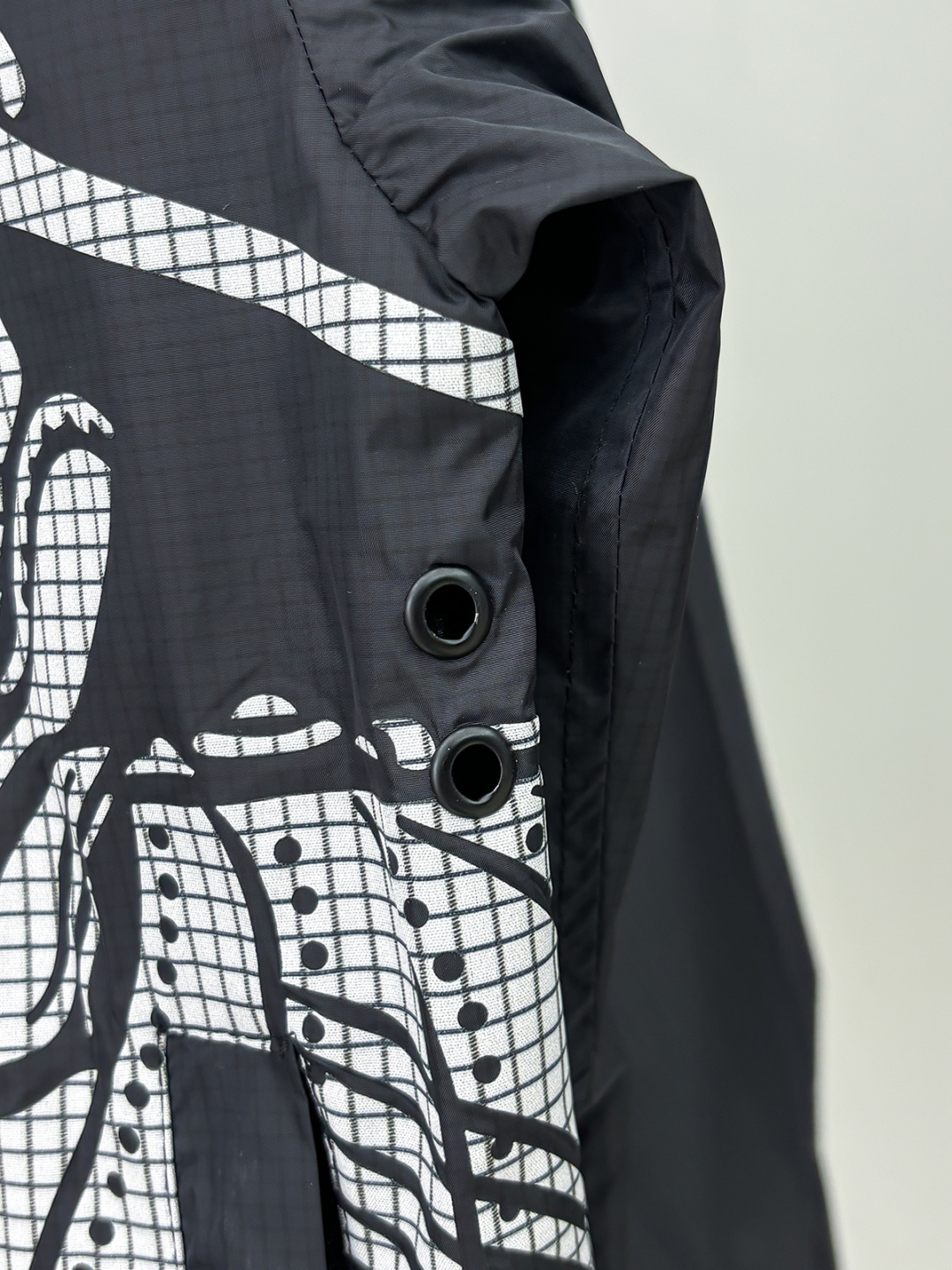 Burber马术骑士徽标 冲锋衣夹克外套面料由高品质的尼龙面料，具有轻盈、LL耐磨、防风防水等特性，非常