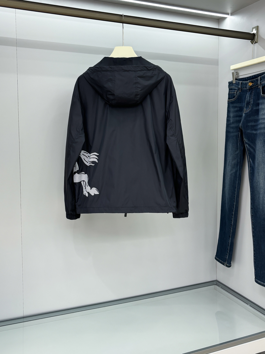 Burber马术骑士徽标 冲锋衣夹克外套面料由高品质的尼龙面料，具有轻盈、LL耐磨、防风防水等特性，非常