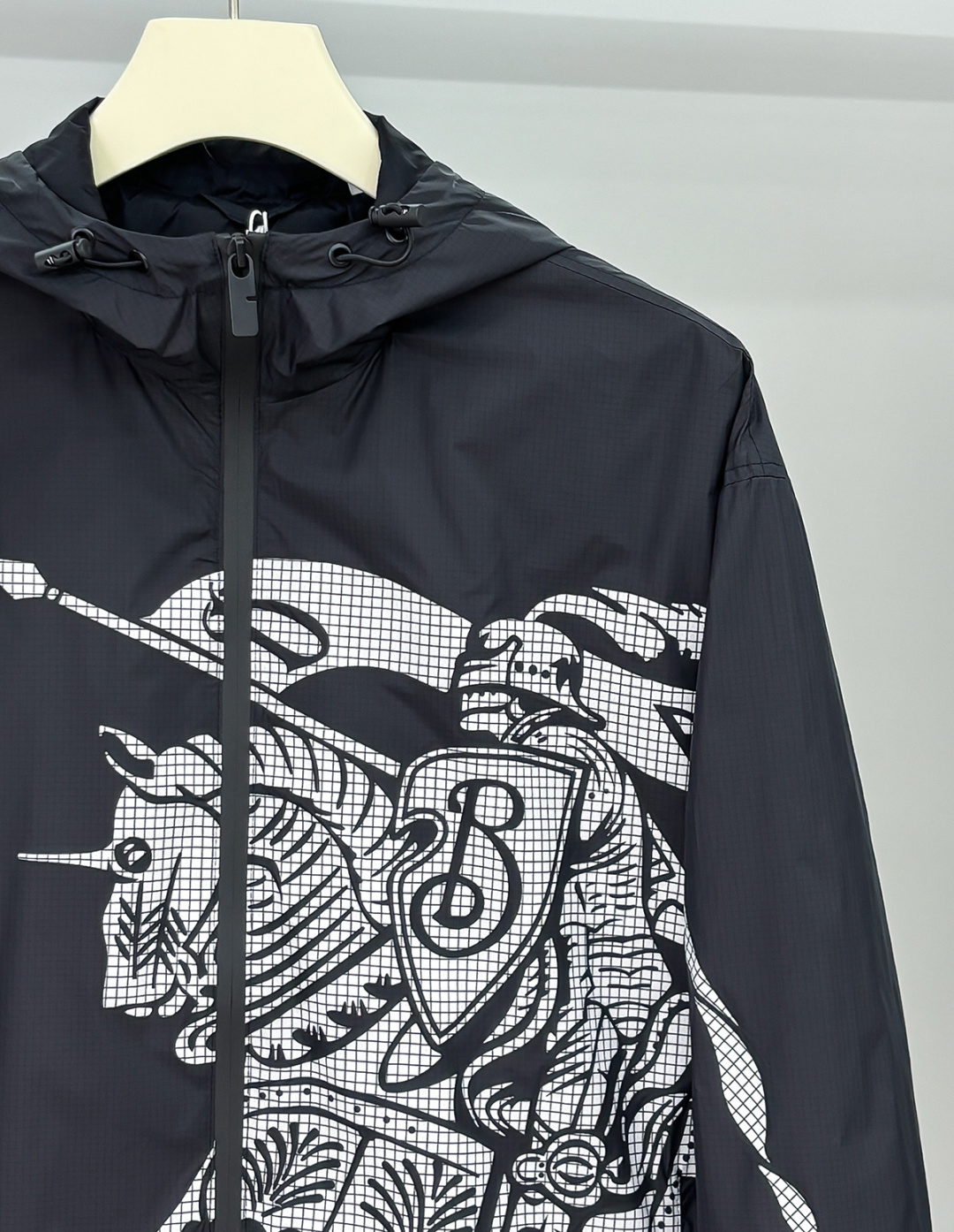 Burber马术骑士徽标 冲锋衣夹克外套面料由高品质的尼龙面料，具有轻盈、LL耐磨、防风防水等特性，非常