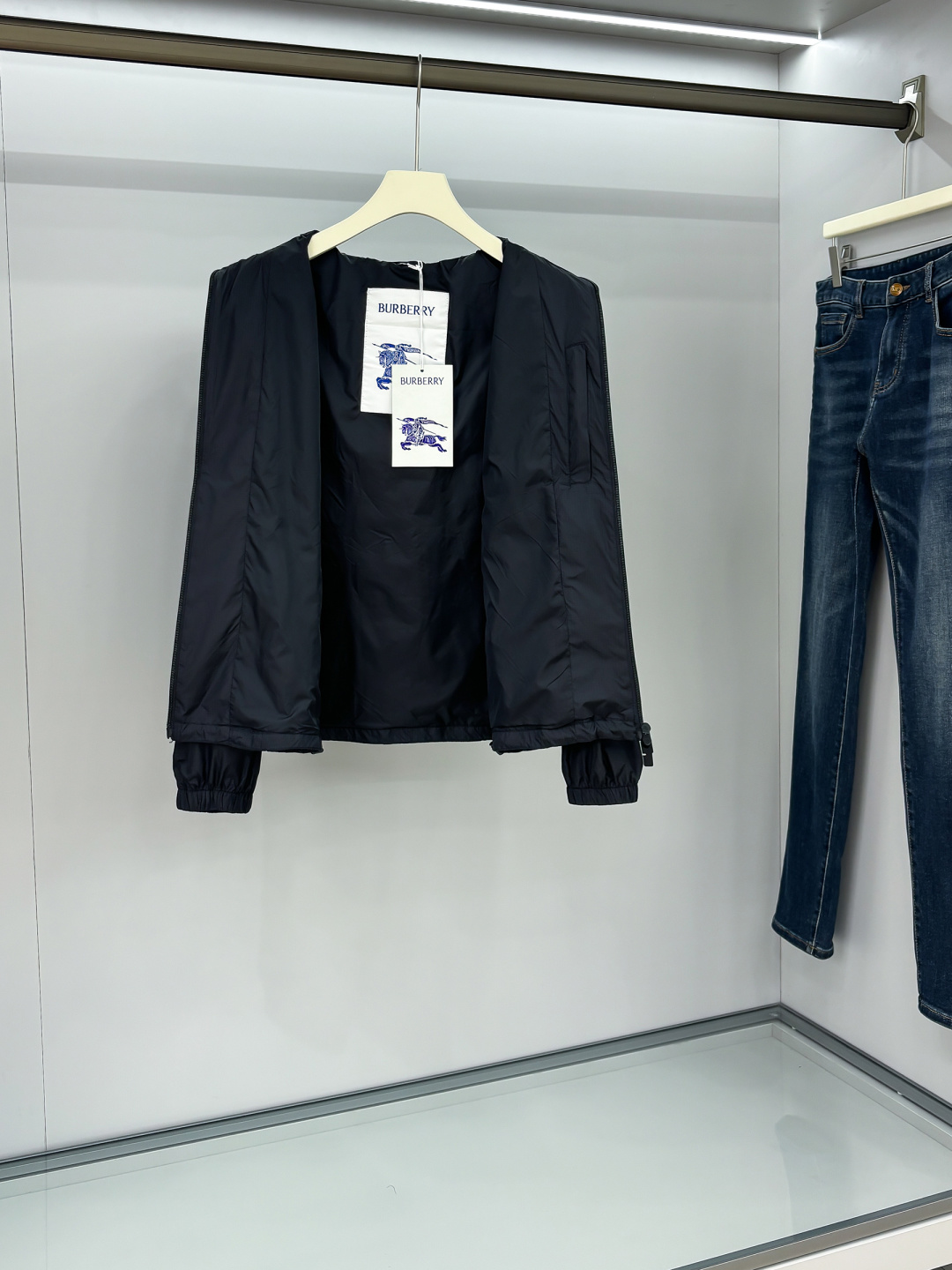 Burber马术骑士徽标 冲锋衣夹克外套面料由高品质的尼龙面料，具有轻盈、LL耐磨、防风防水等特性，非常